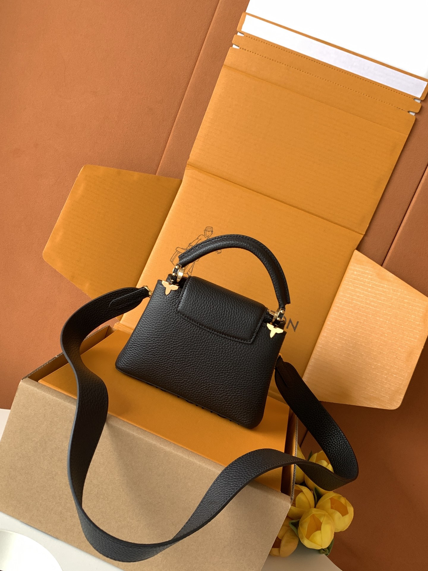 M56669黑色金 特级全钢五金 进口牛皮此款 Capucines 迷你手袋由 Taurillon 皮革