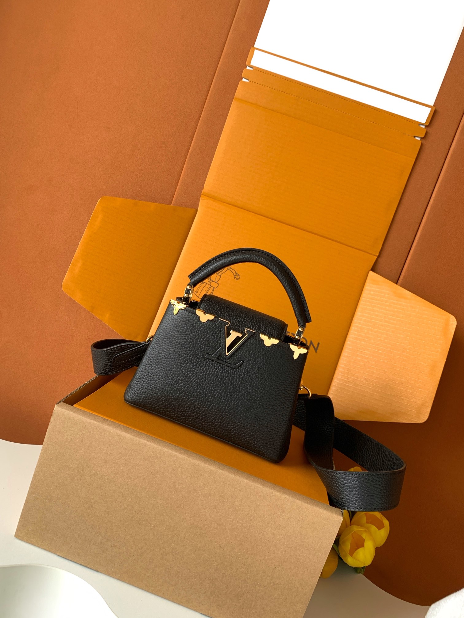 M56669黑色金 特级全钢五金 进口牛皮此款 Capucines 迷你手袋由 Taurillon 皮革