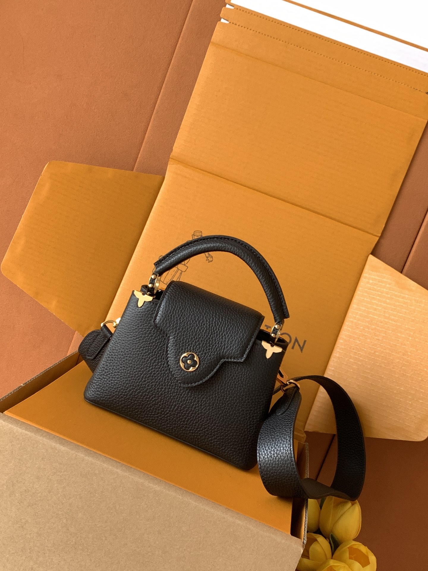 M56669黑色金 特级全钢五金 进口牛皮此款 Capucines 迷你手袋由 Taurillon 皮革