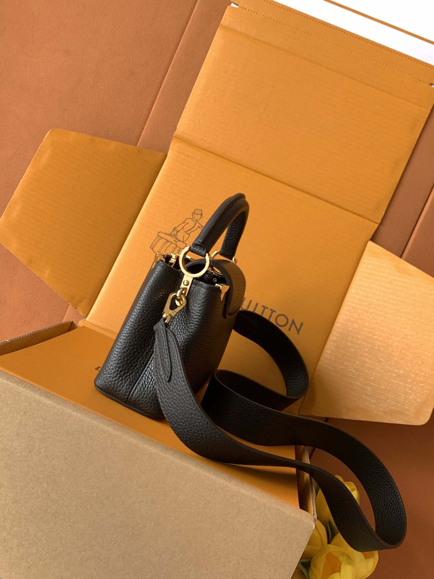 M56669黑色金 特级全钢五金 进口牛皮此款 Capucines 迷你手袋由 Taurillon 皮革