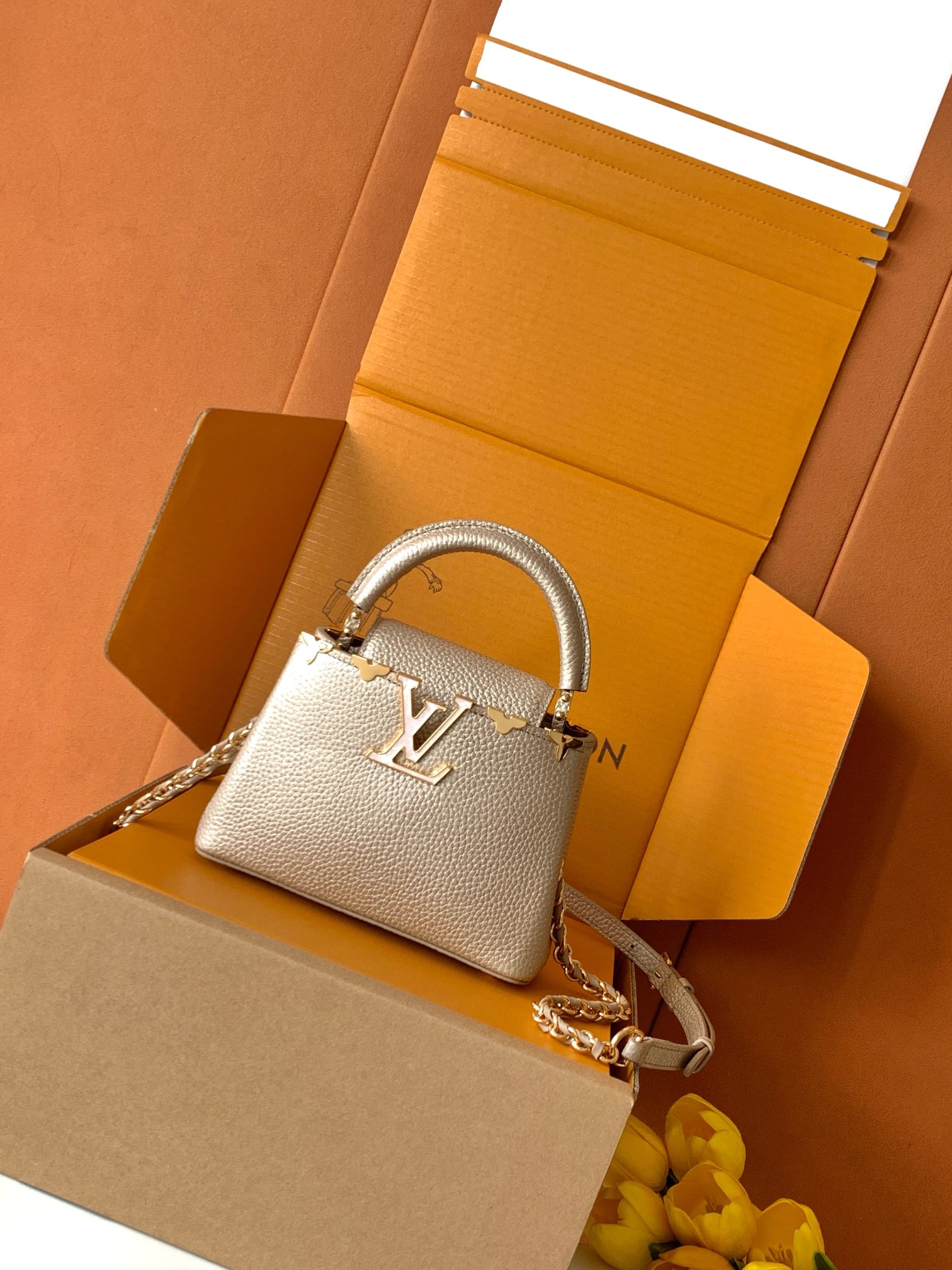 M22436特级全钢五金 进口牛皮金属卡其金扣本款 Capucines 迷你手袋出自 Flower Cr