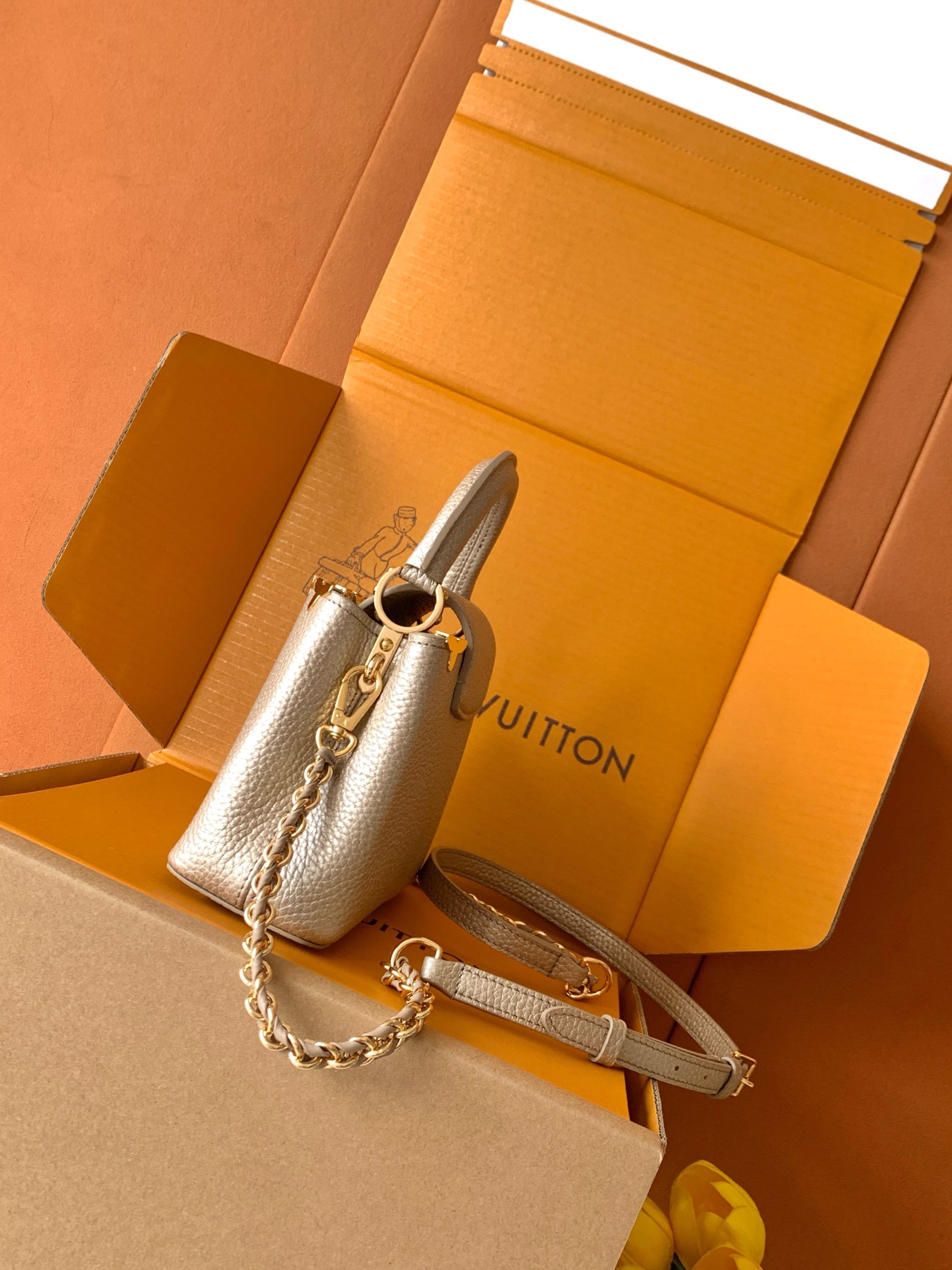 M22436特级全钢五金 进口牛皮金属卡其金扣本款 Capucines 迷你手袋出自 Flower Cr