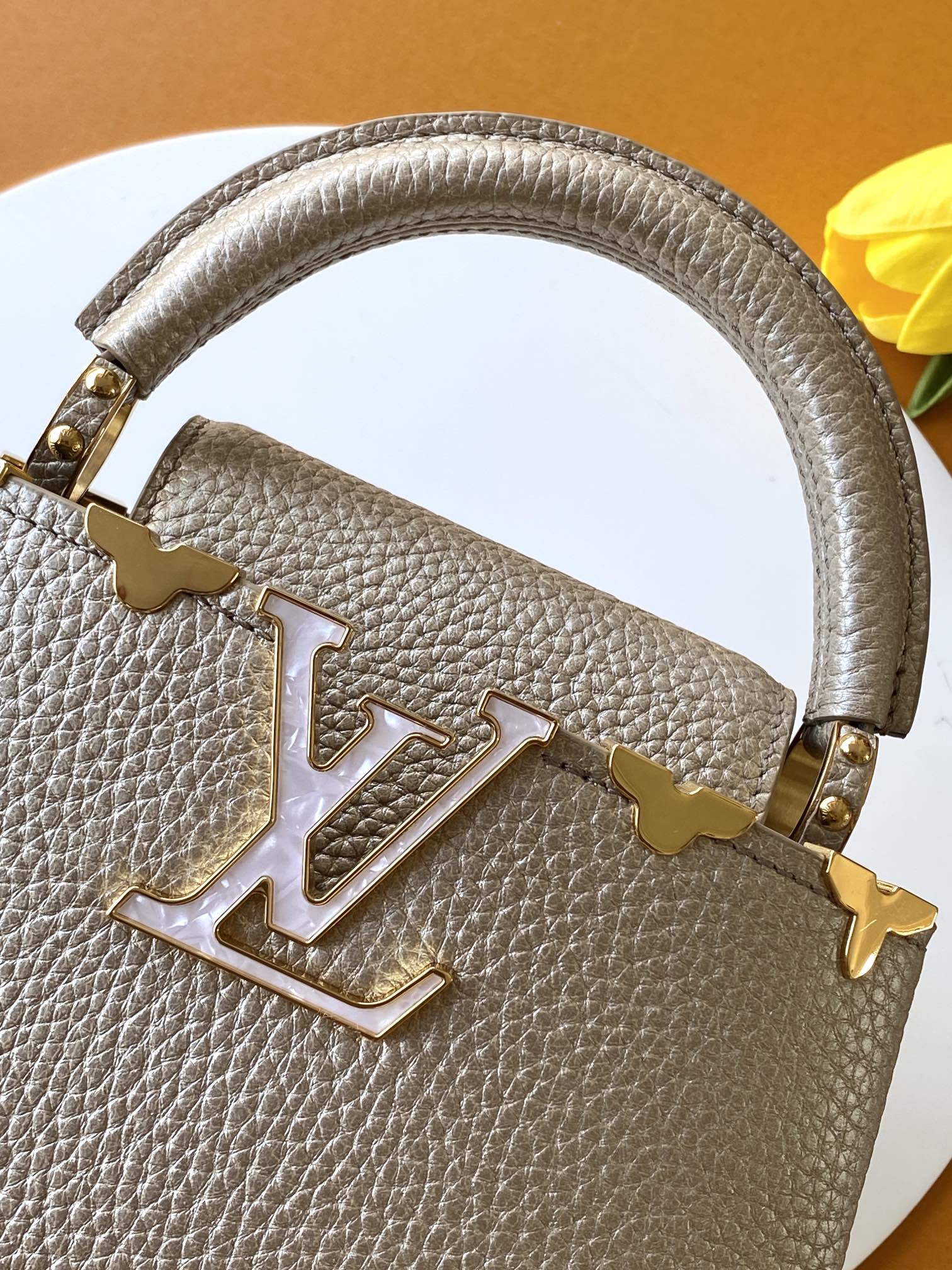 M22436特级全钢五金 进口牛皮金属卡其金扣本款 Capucines 迷你手袋出自 Flower Cr