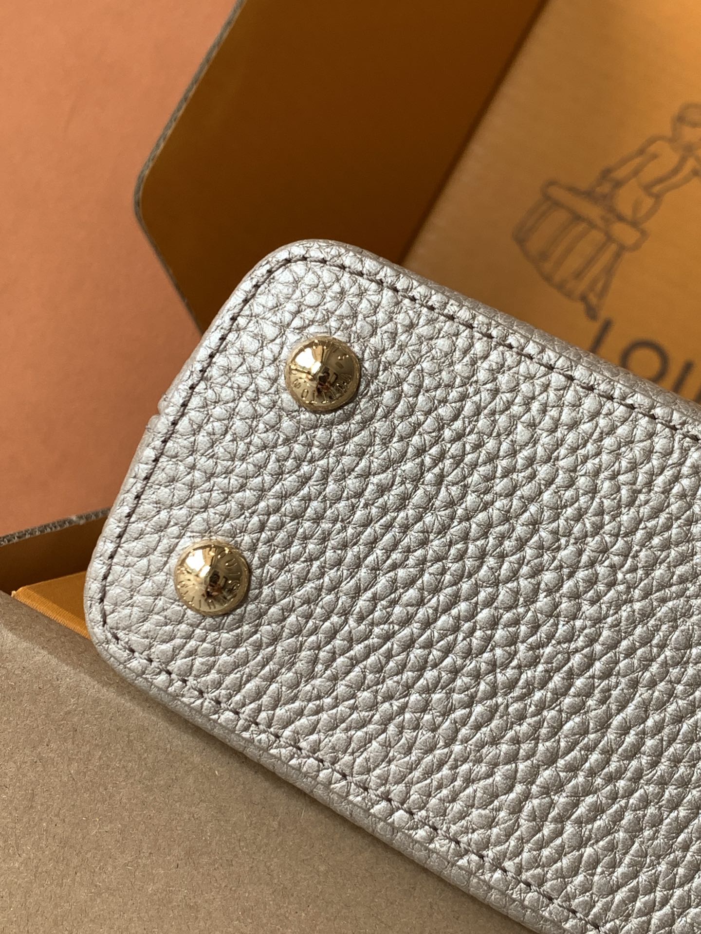 M22436特级全钢五金 进口牛皮金属卡其金扣本款 Capucines 迷你手袋出自 Flower Cr