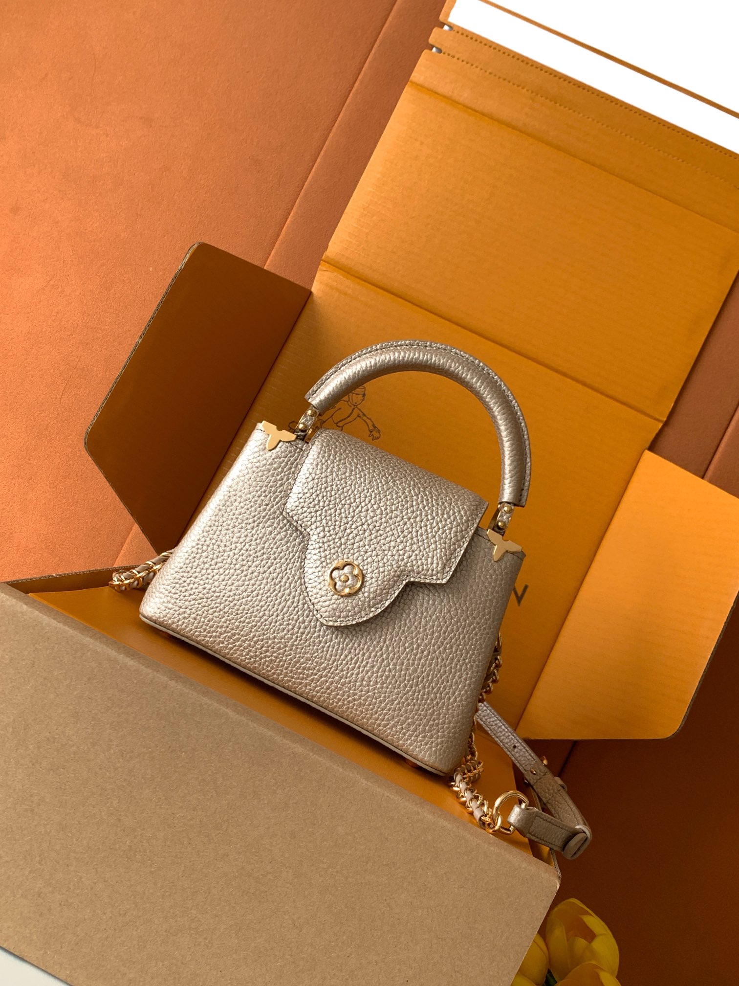 M22436特级全钢五金 进口牛皮金属卡其金扣本款 Capucines 迷你手袋出自 Flower Cr