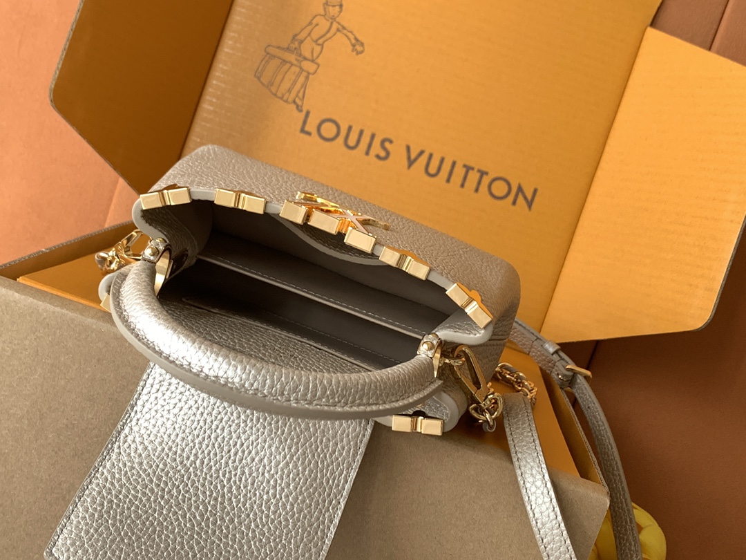 M22436特级全钢五金 进口牛皮金属卡其金扣本款 Capucines 迷你手袋出自 Flower Cr