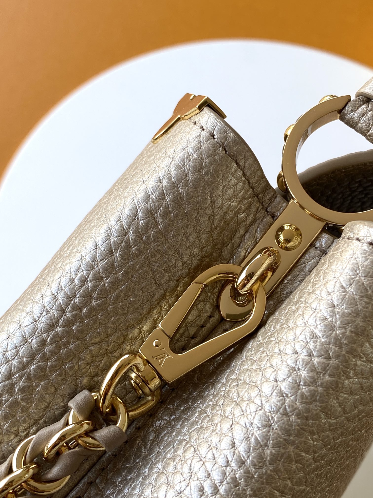 M22436特级全钢五金 进口牛皮金属卡其金扣本款 Capucines 迷你手袋出自 Flower Cr