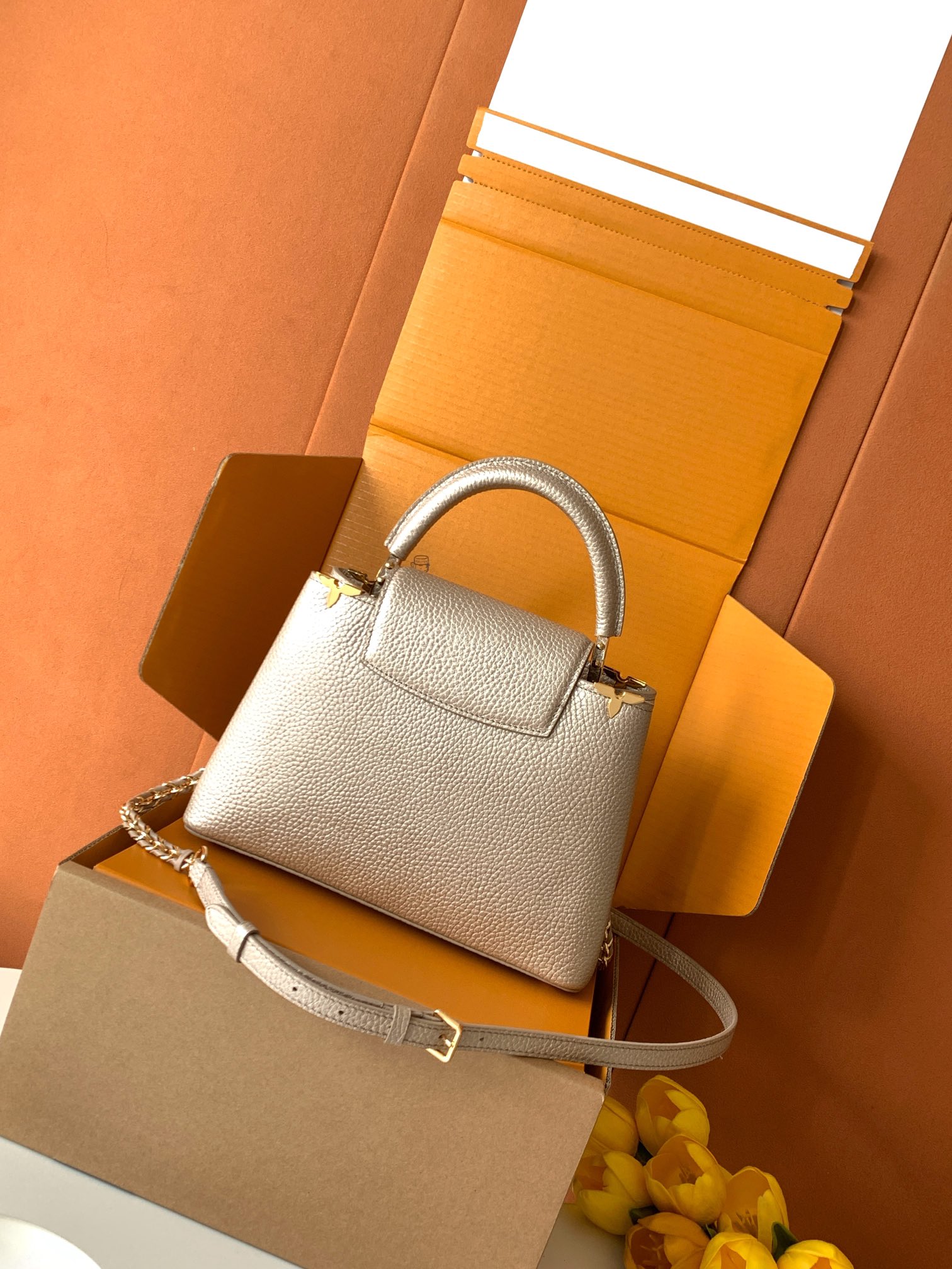 变码芯片版【特级全钢五金 进口牛皮 💋 M22437金属卡其色金扣】此款 Capucines BB手袋由