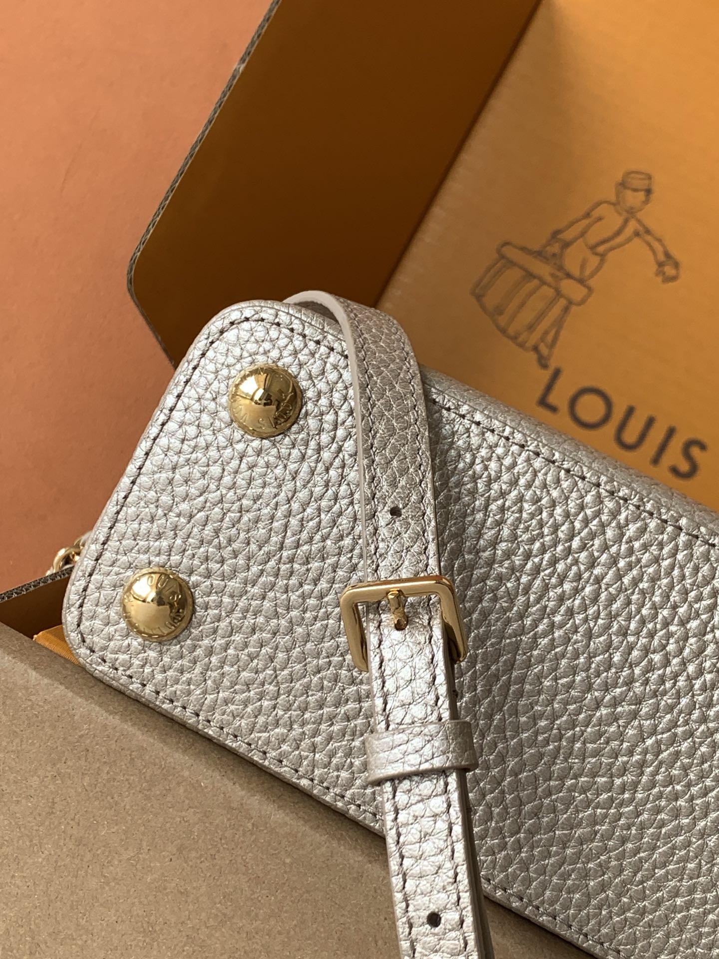 变码芯片版【特级全钢五金 进口牛皮 💋 M22437金属卡其色金扣】此款 Capucines BB手袋由