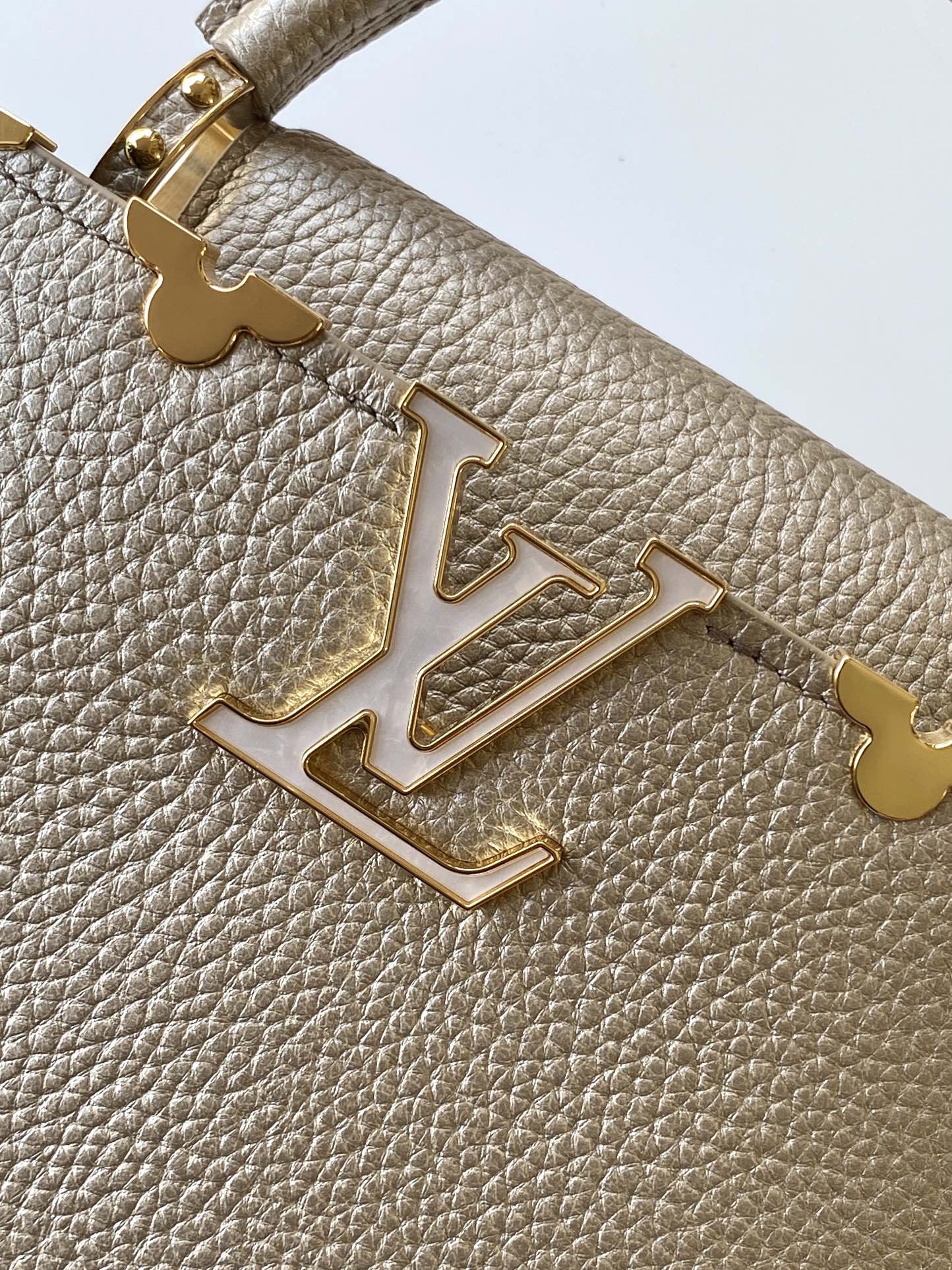 变码芯片版【特级全钢五金 进口牛皮 💋 M22437金属卡其色金扣】此款 Capucines BB手袋由