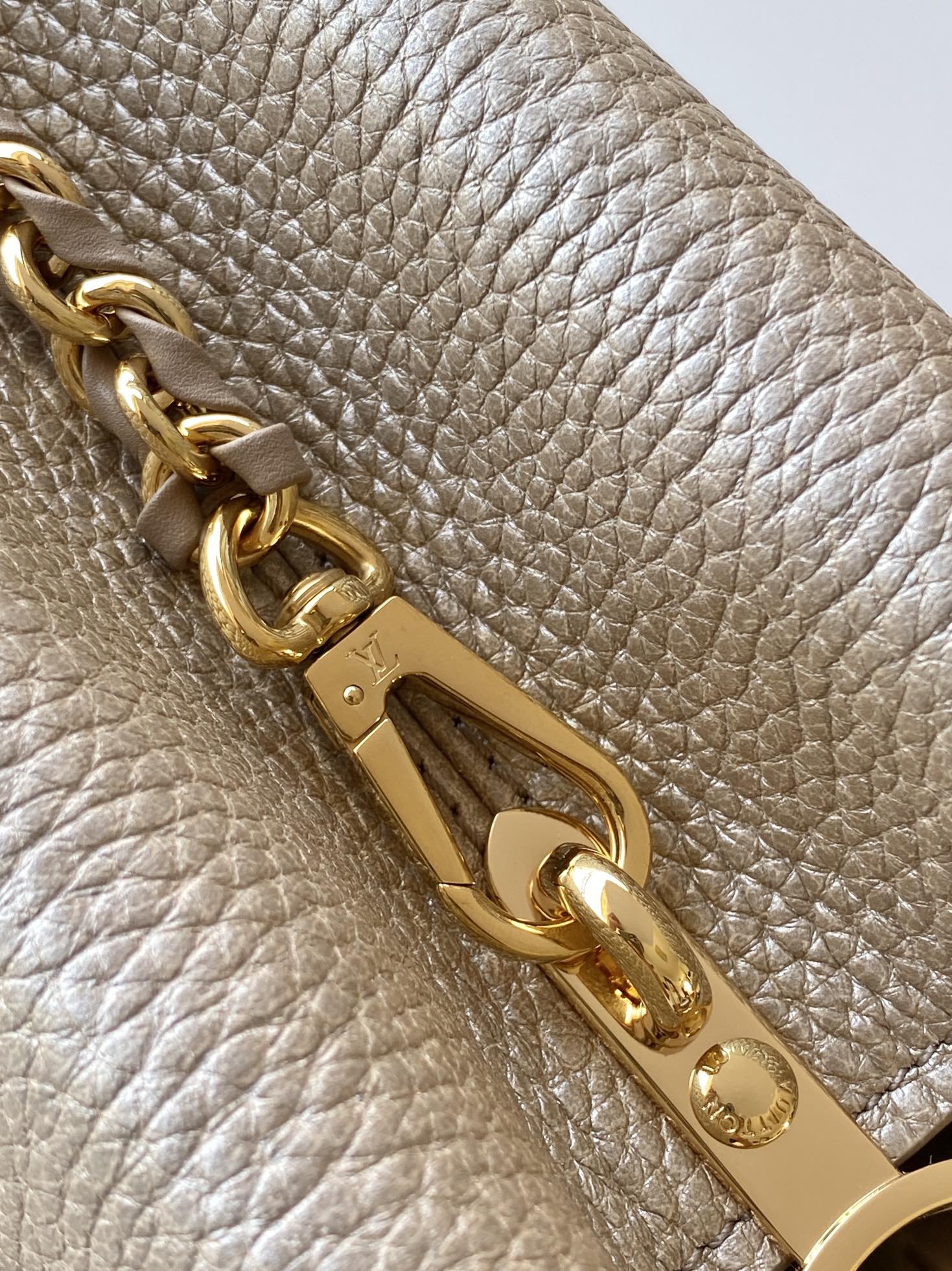 变码芯片版【特级全钢五金 进口牛皮 💋 M22437金属卡其色金扣】此款 Capucines BB手袋由