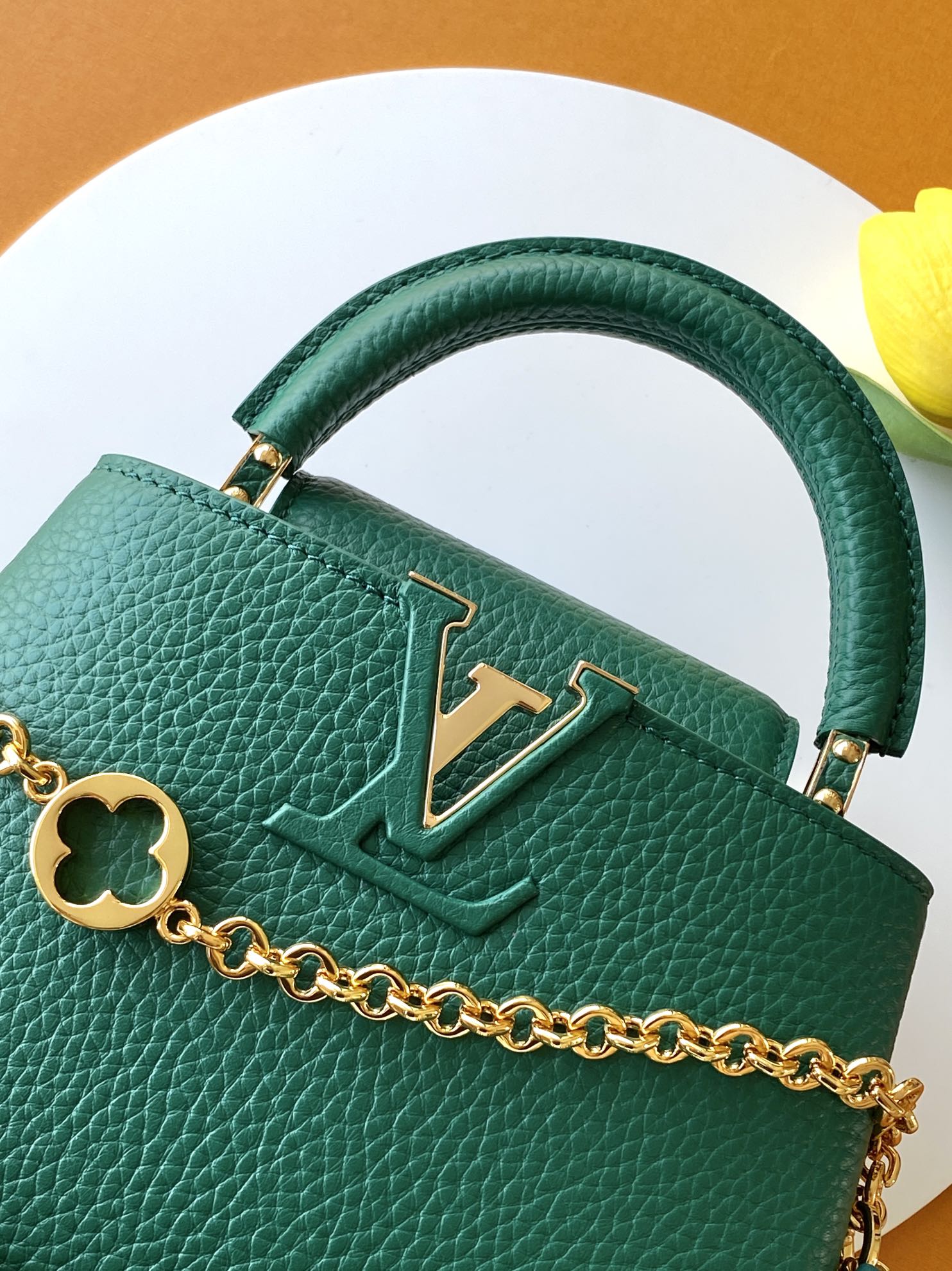 特级全钢 M11906 绿色金 进口牛皮动态芯片 本款 Capucines BB 手袋出自 Trilog