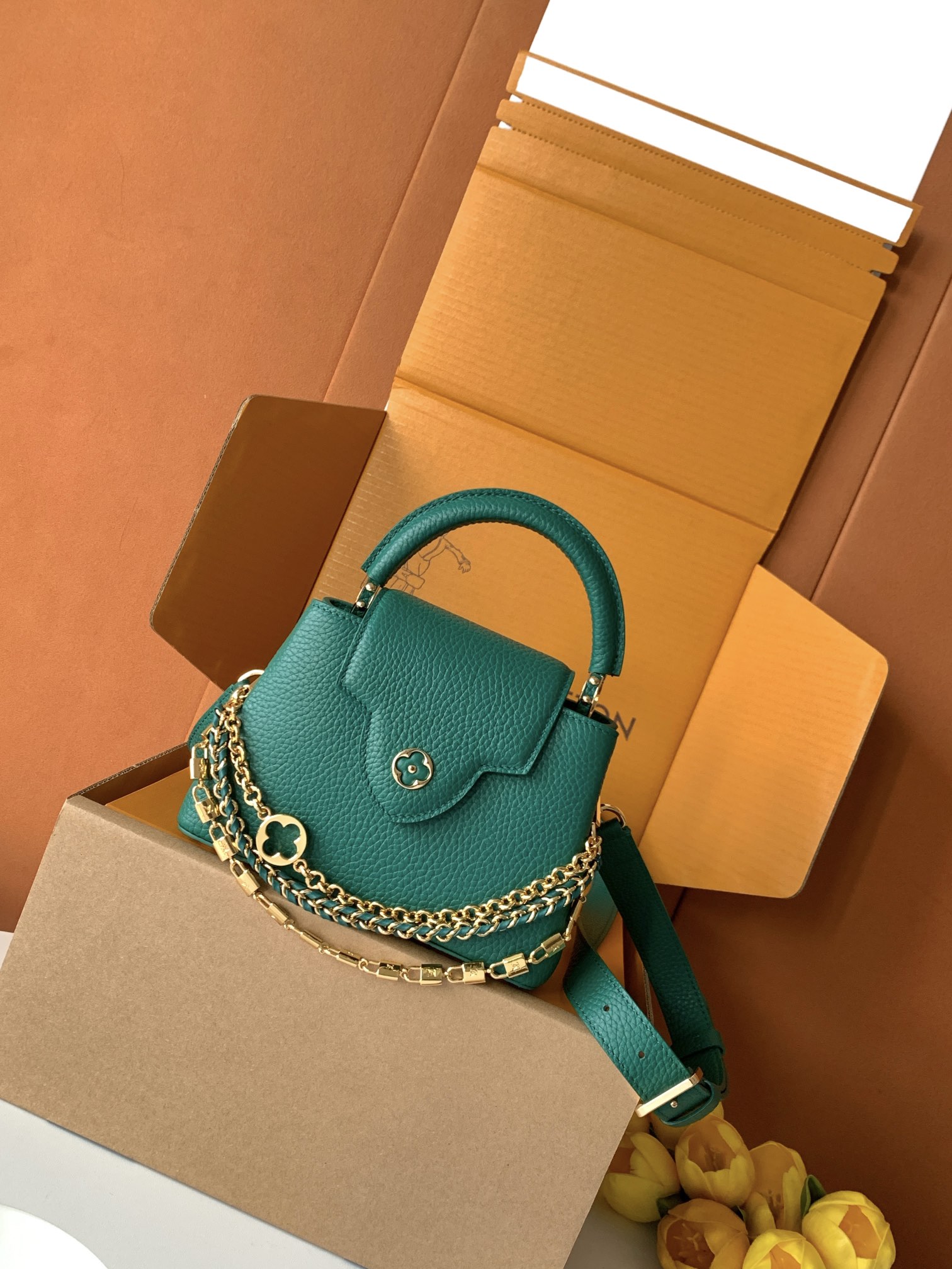 特级全钢 M11906 绿色金 进口牛皮动态芯片 本款 Capucines BB 手袋出自 Trilog