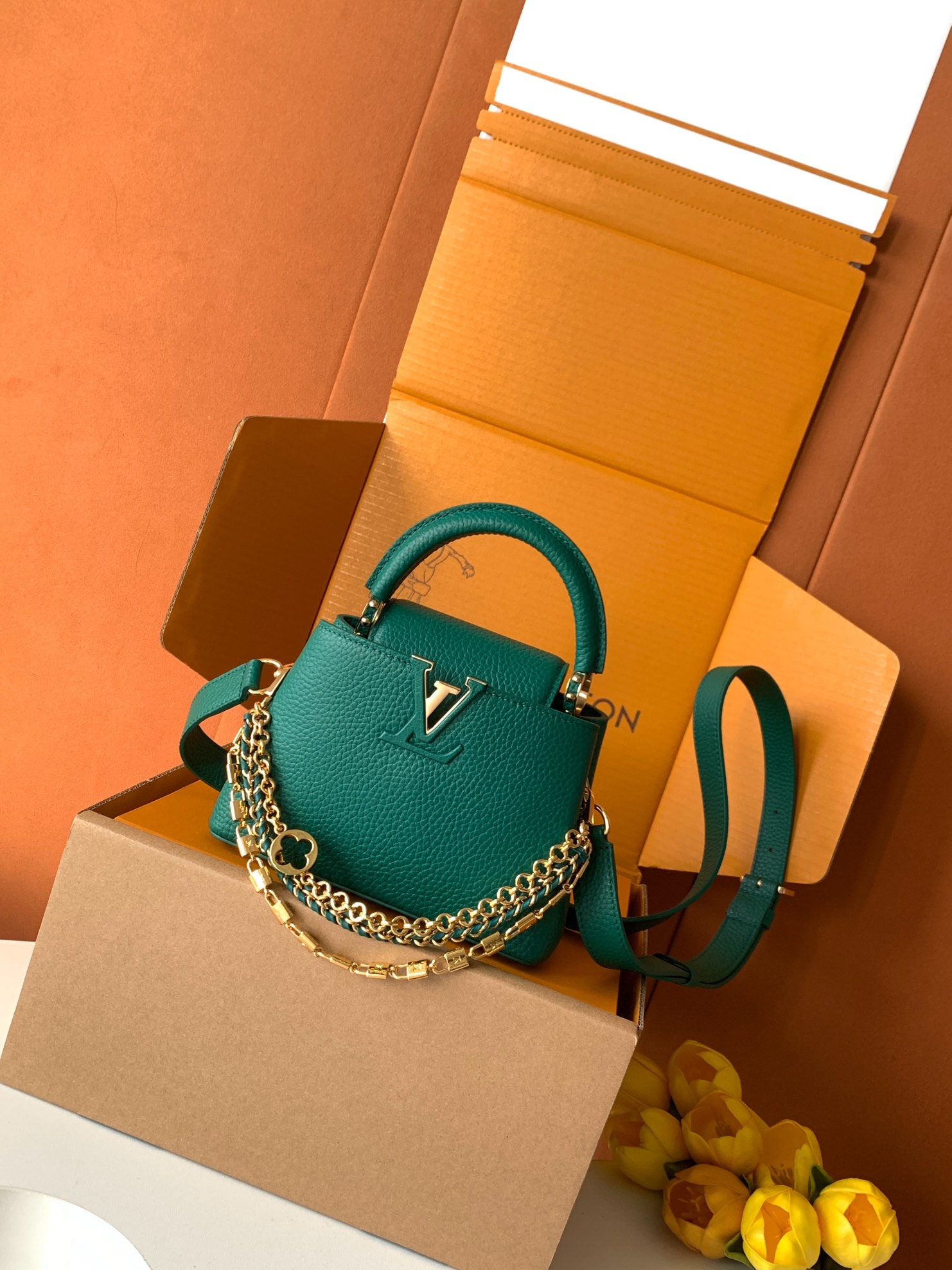 特级全钢 M11906 绿色金 进口牛皮动态芯片 本款 Capucines BB 手袋出自 Trilog