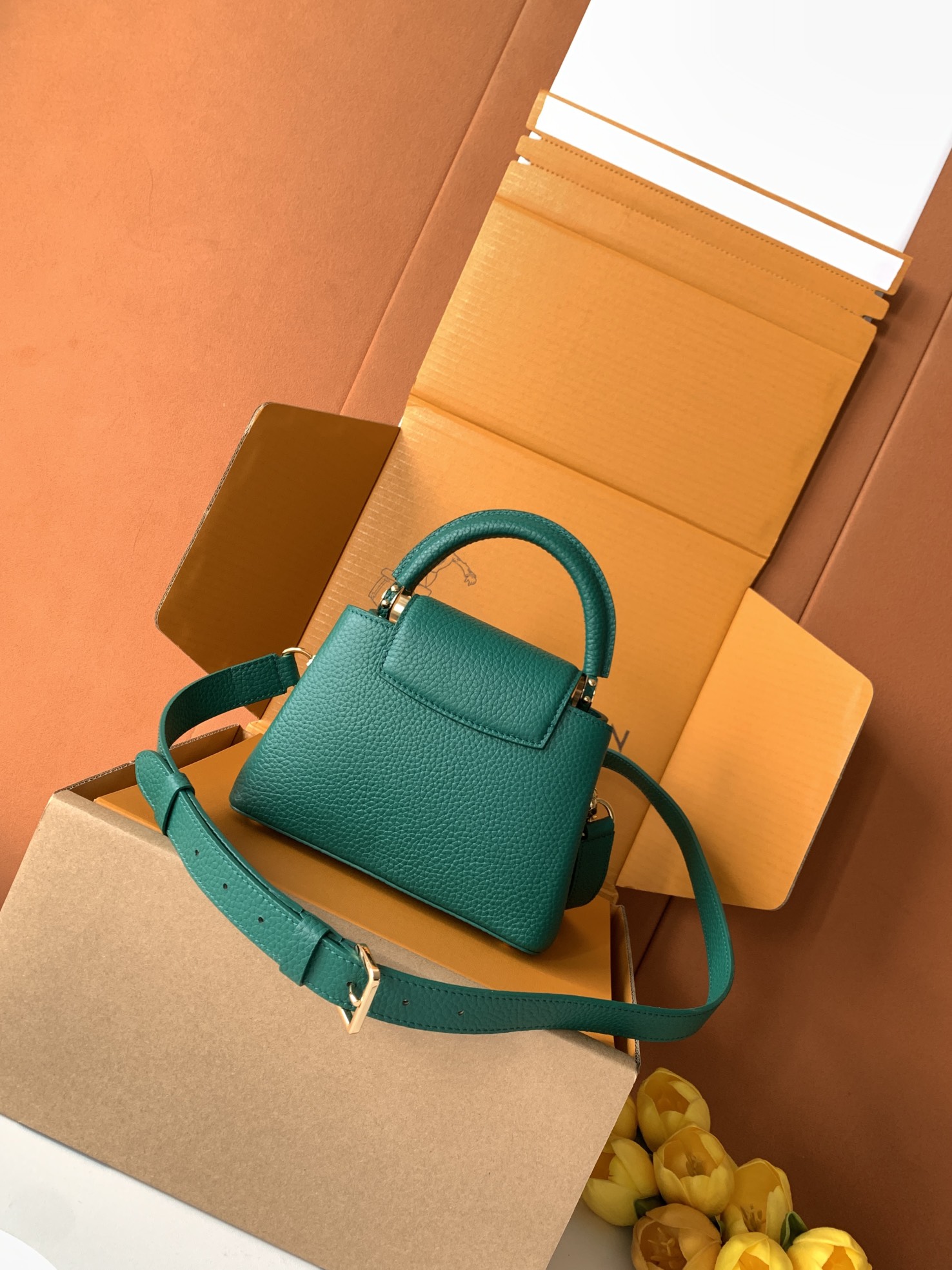 特级全钢 M11906 绿色金 进口牛皮动态芯片 本款 Capucines BB 手袋出自 Trilog