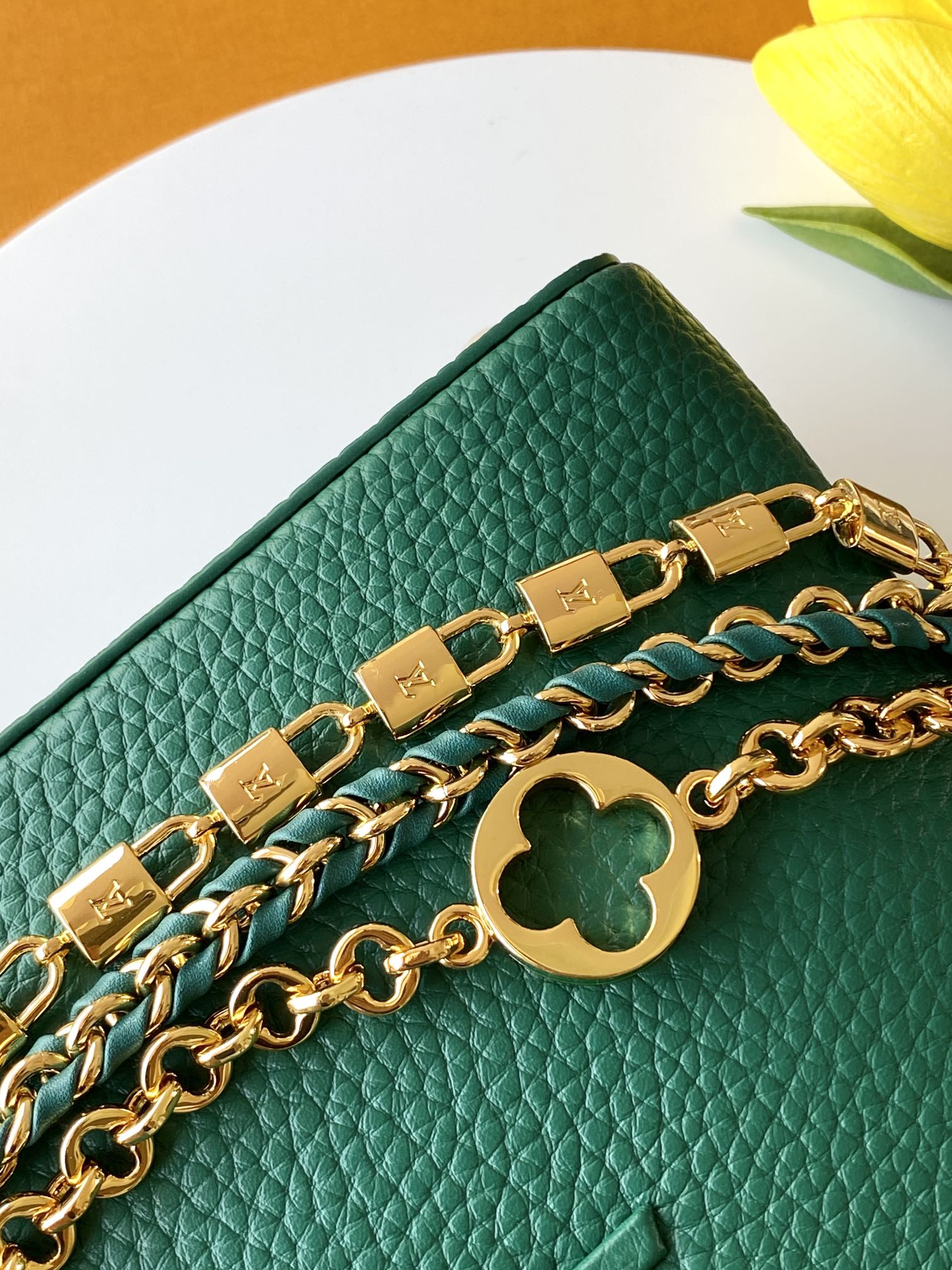 特级全钢 M11906 绿色金 进口牛皮动态芯片 本款 Capucines BB 手袋出自 Trilog