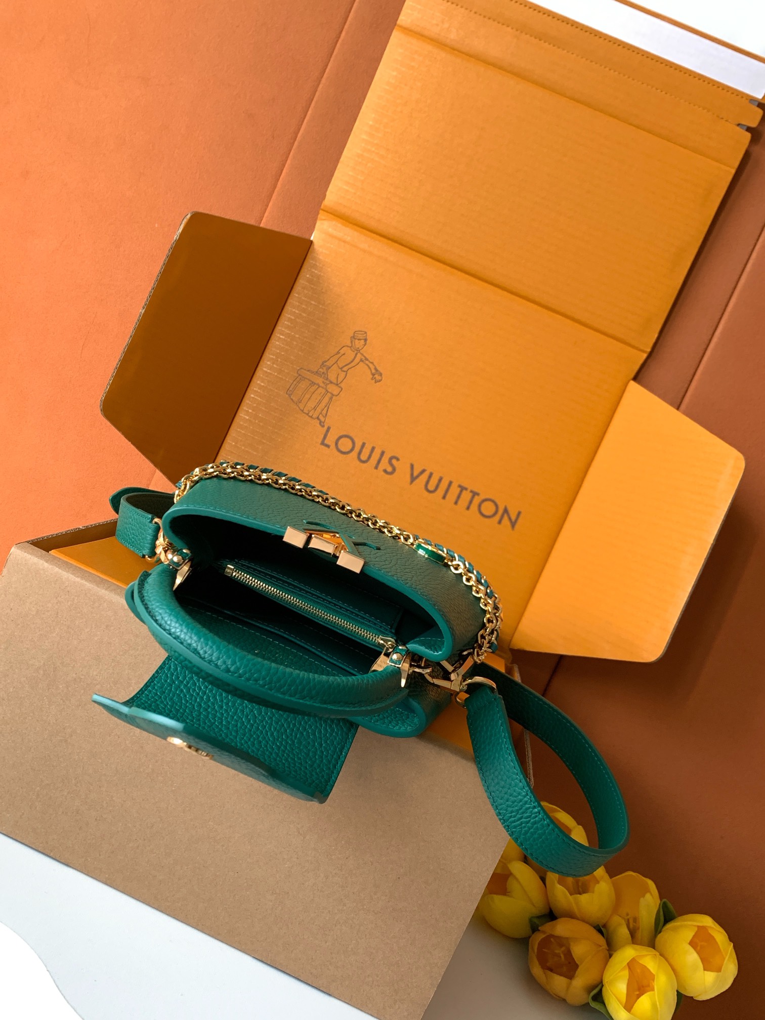 特级全钢 M11906 绿色金 进口牛皮动态芯片 本款 Capucines BB 手袋出自 Trilog