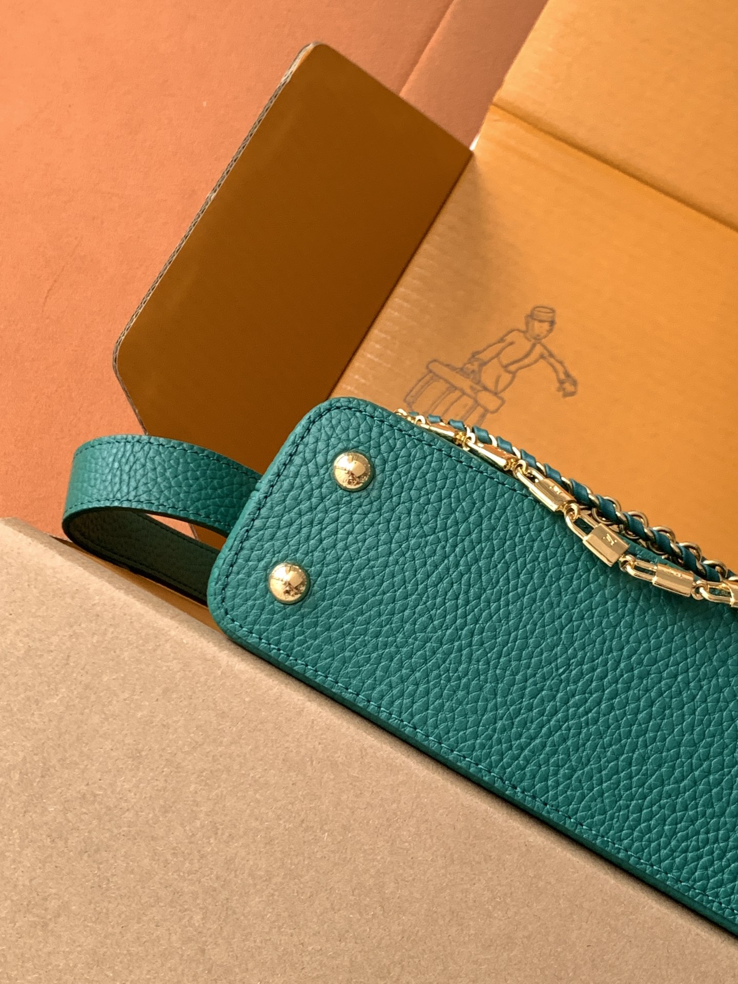 特级全钢 M11906 绿色金 进口牛皮动态芯片 本款 Capucines BB 手袋出自 Trilog