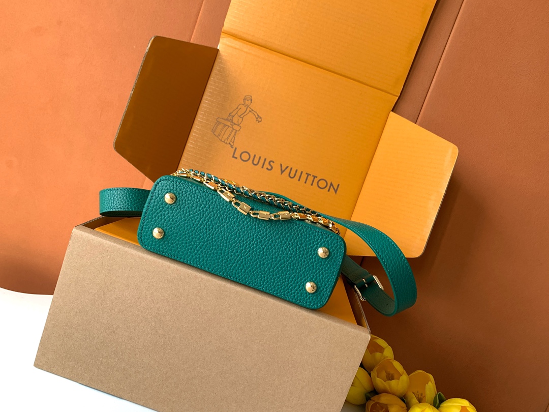 特级全钢 M11906 绿色金 进口牛皮动态芯片 本款 Capucines BB 手袋出自 Trilog