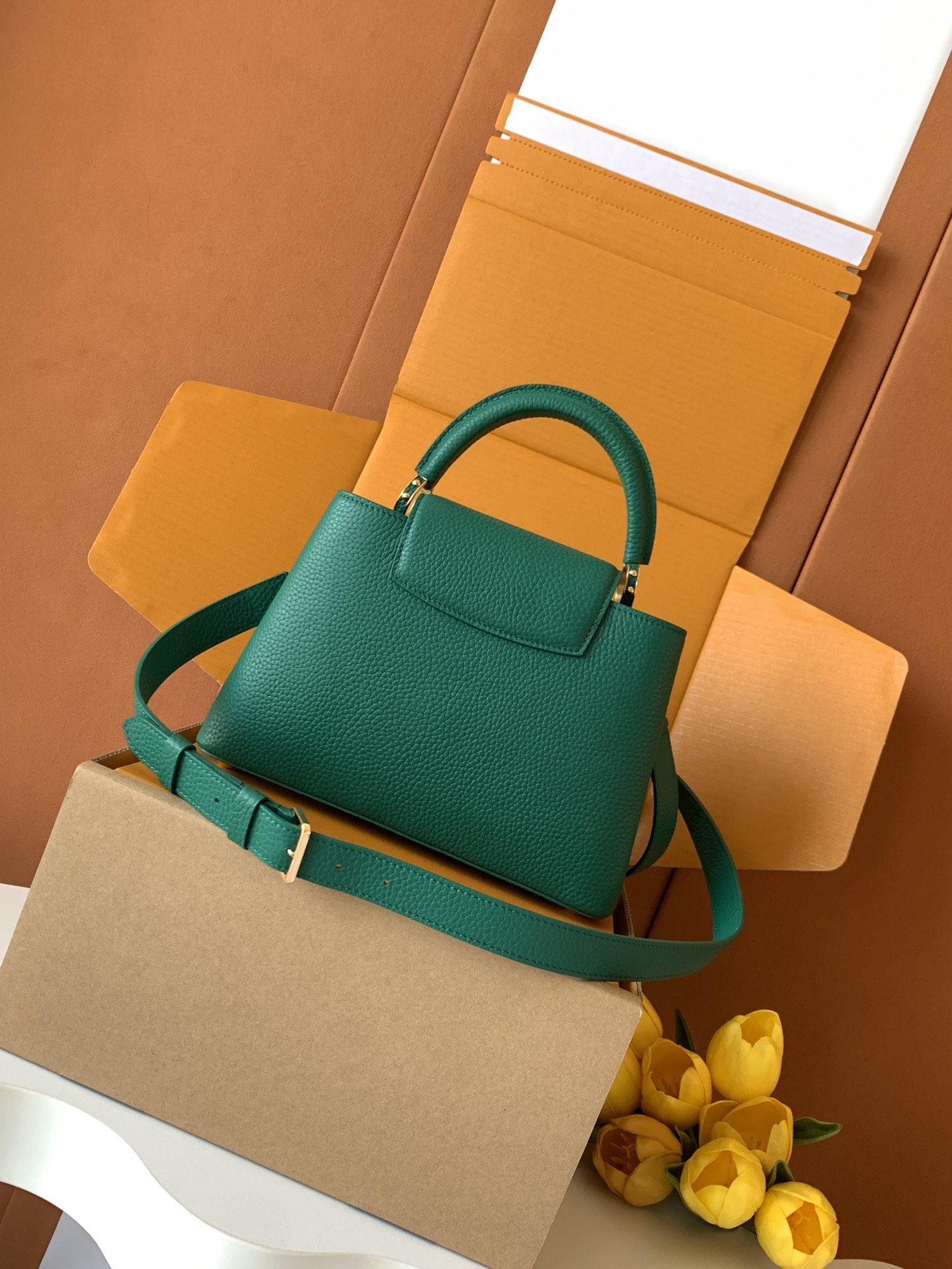 特级全钢 M12345 绿色金 进口牛皮动态芯片 本款 Capucines BB 手袋出自 Trilog