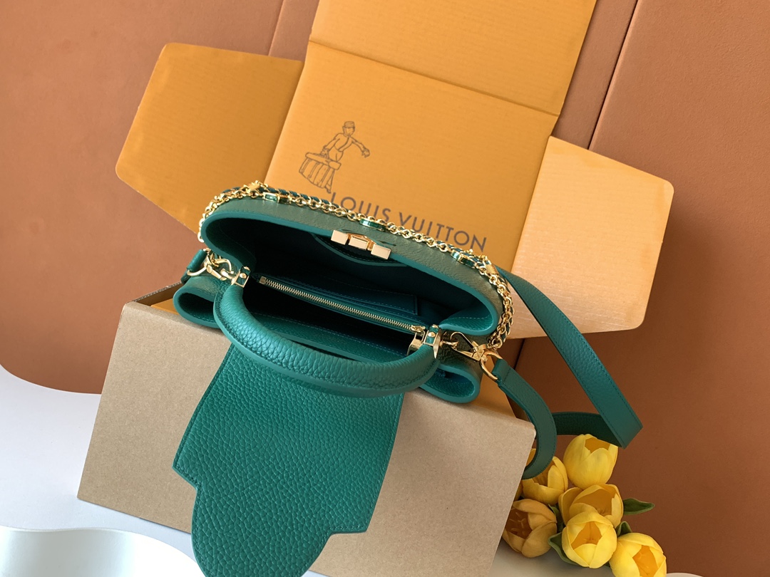 特级全钢 M12345 绿色金 进口牛皮动态芯片 本款 Capucines BB 手袋出自 Trilog