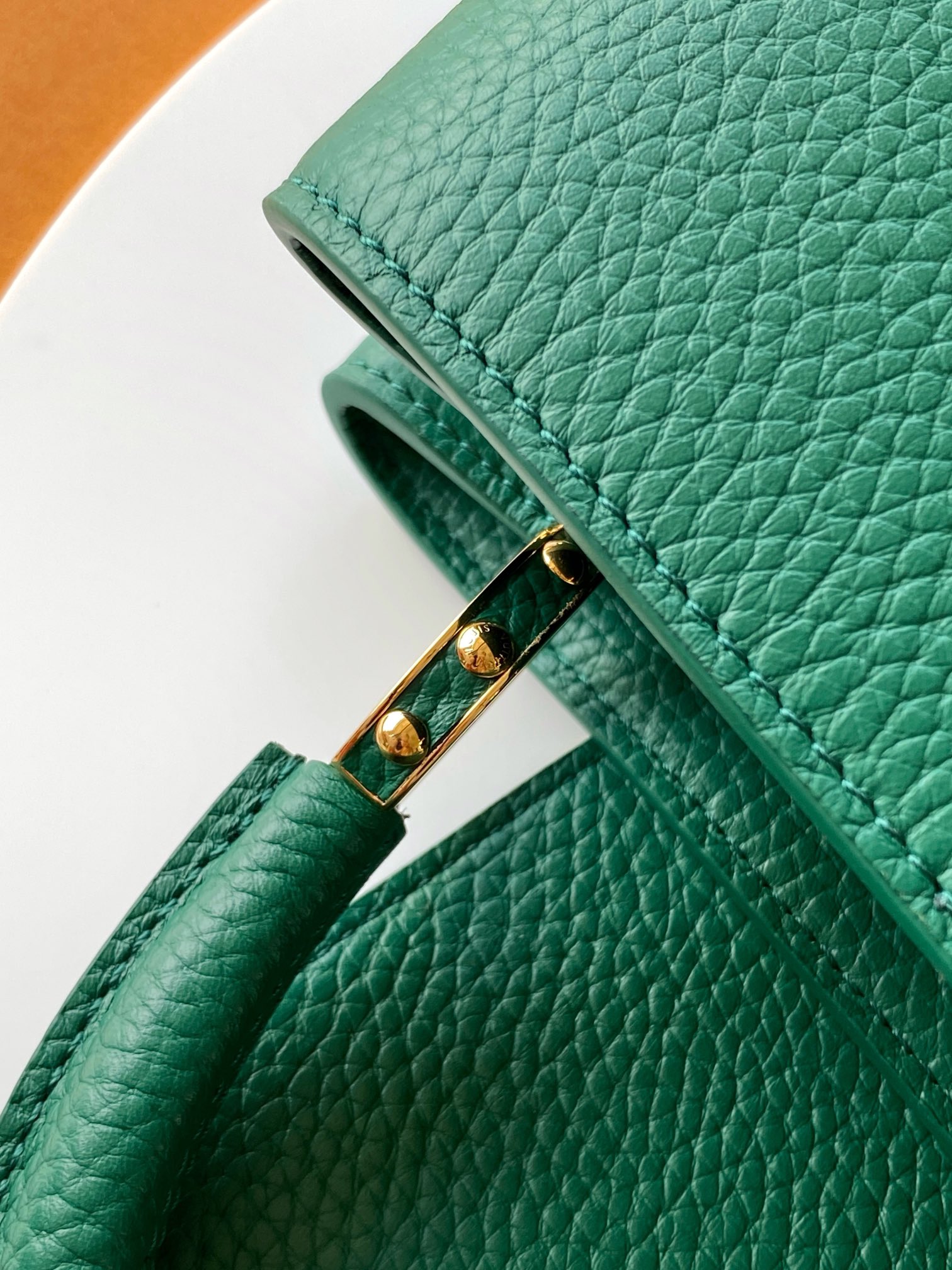 特级全钢 M12345 绿色金 进口牛皮动态芯片 本款 Capucines BB 手袋出自 Trilog