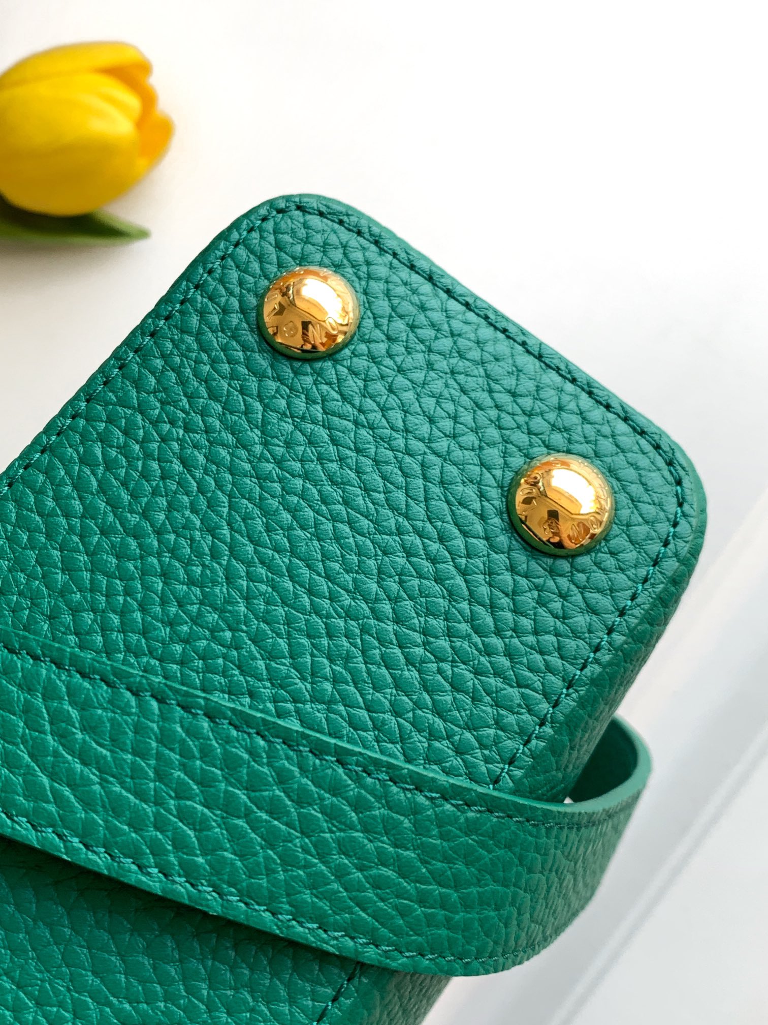 特级全钢 M12345 绿色金 进口牛皮动态芯片 本款 Capucines BB 手袋出自 Trilog