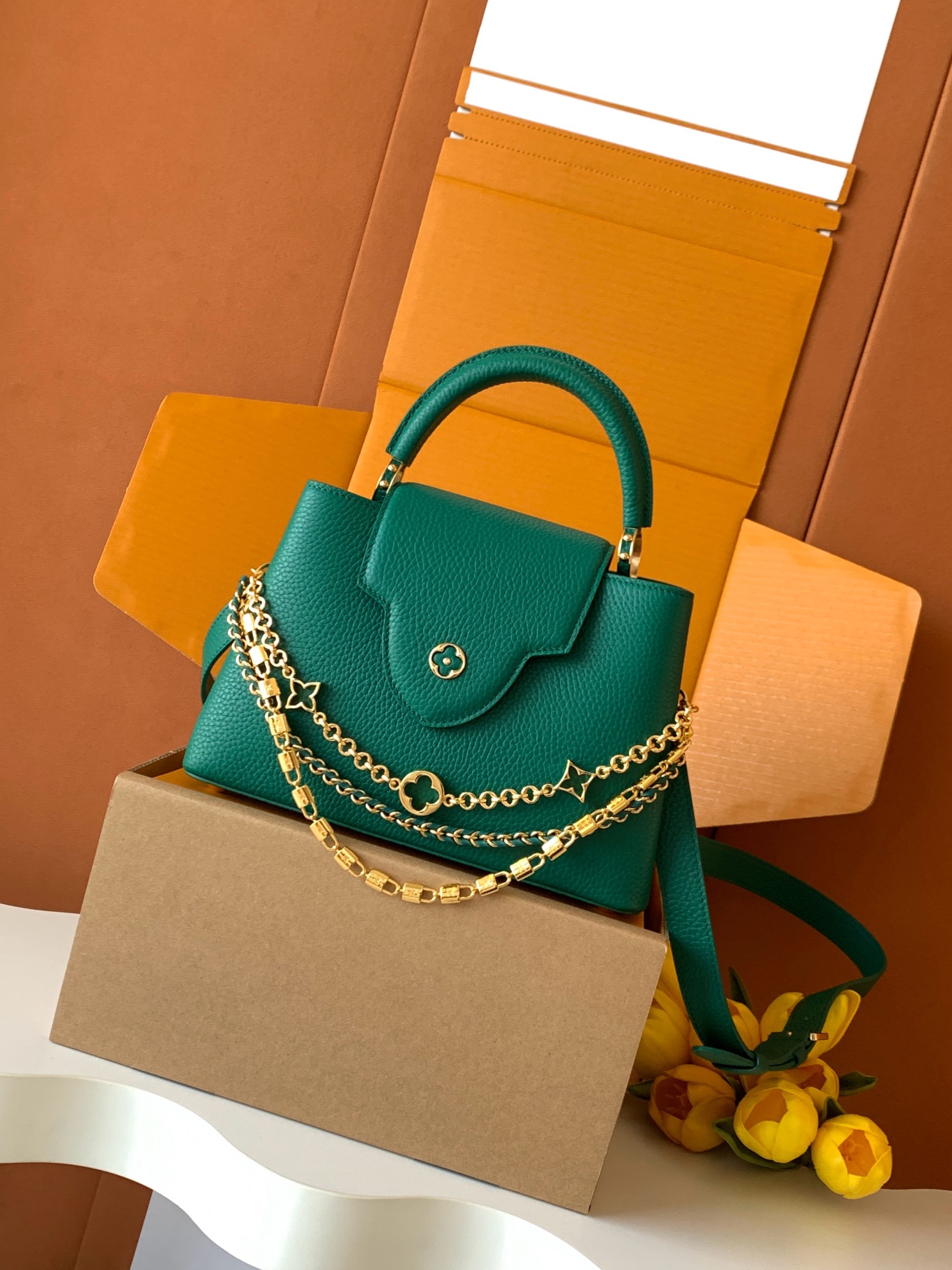 特级全钢 M12345 绿色金 进口牛皮动态芯片 本款 Capucines BB 手袋出自 Trilog