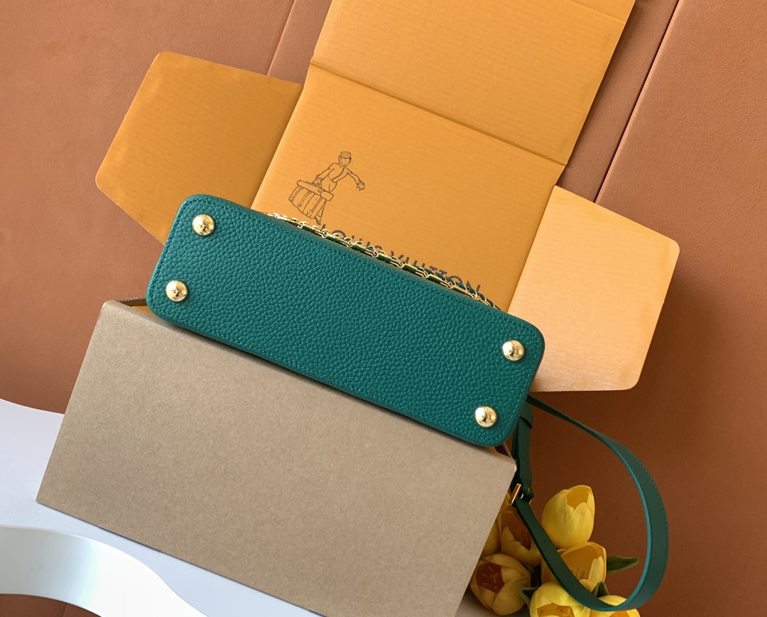 特级全钢 M12345 绿色金 进口牛皮动态芯片 本款 Capucines BB 手袋出自 Trilog