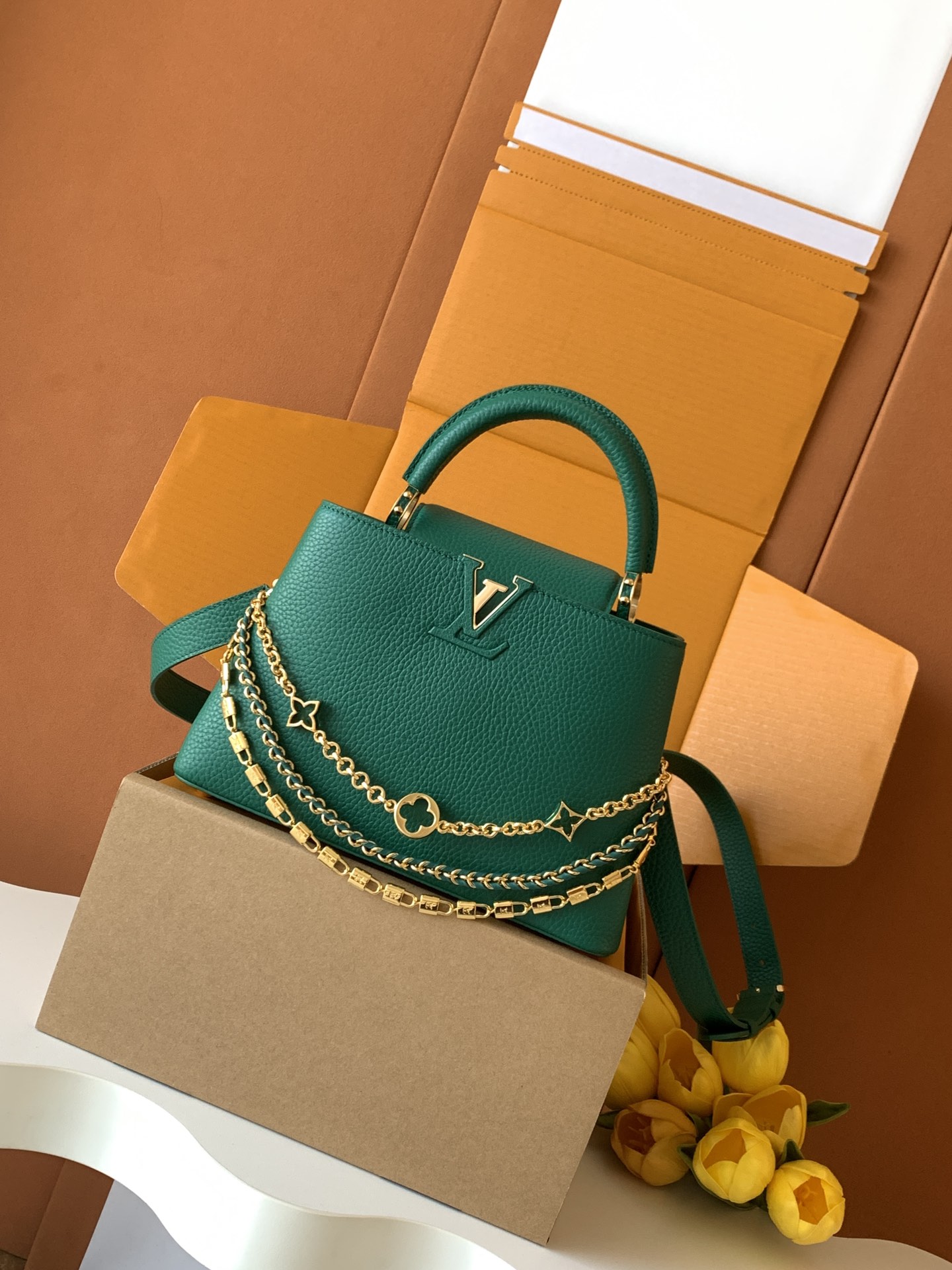 特级全钢 M12345 绿色金 进口牛皮动态芯片 本款 Capucines BB 手袋出自 Trilog