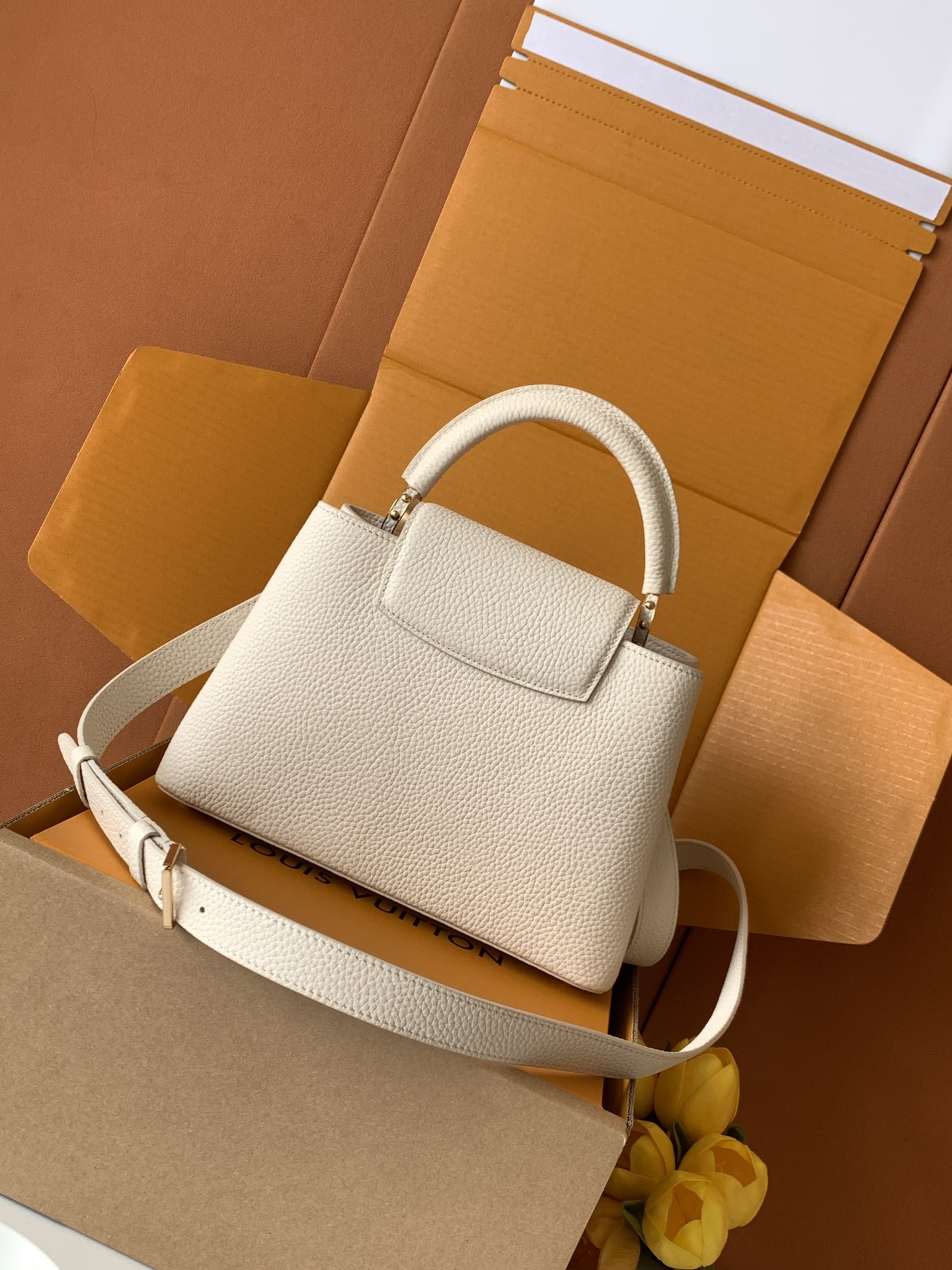 【特级MB新版芯片原厂皮】Capucines 迷你 白色金型号：M24728材料：A级全钢五金，进口牛皮