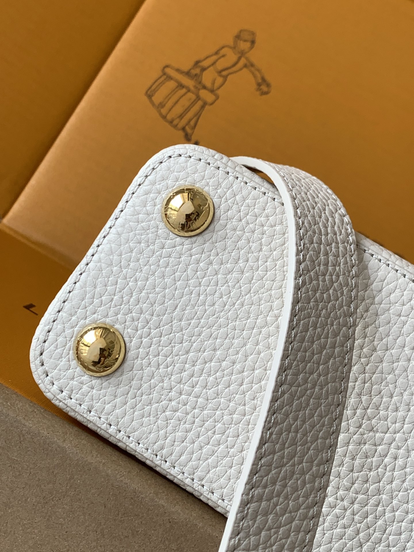 【特级MB新版芯片原厂皮】Capucines 迷你 白色金型号：M24728材料：A级全钢五金，进口牛皮