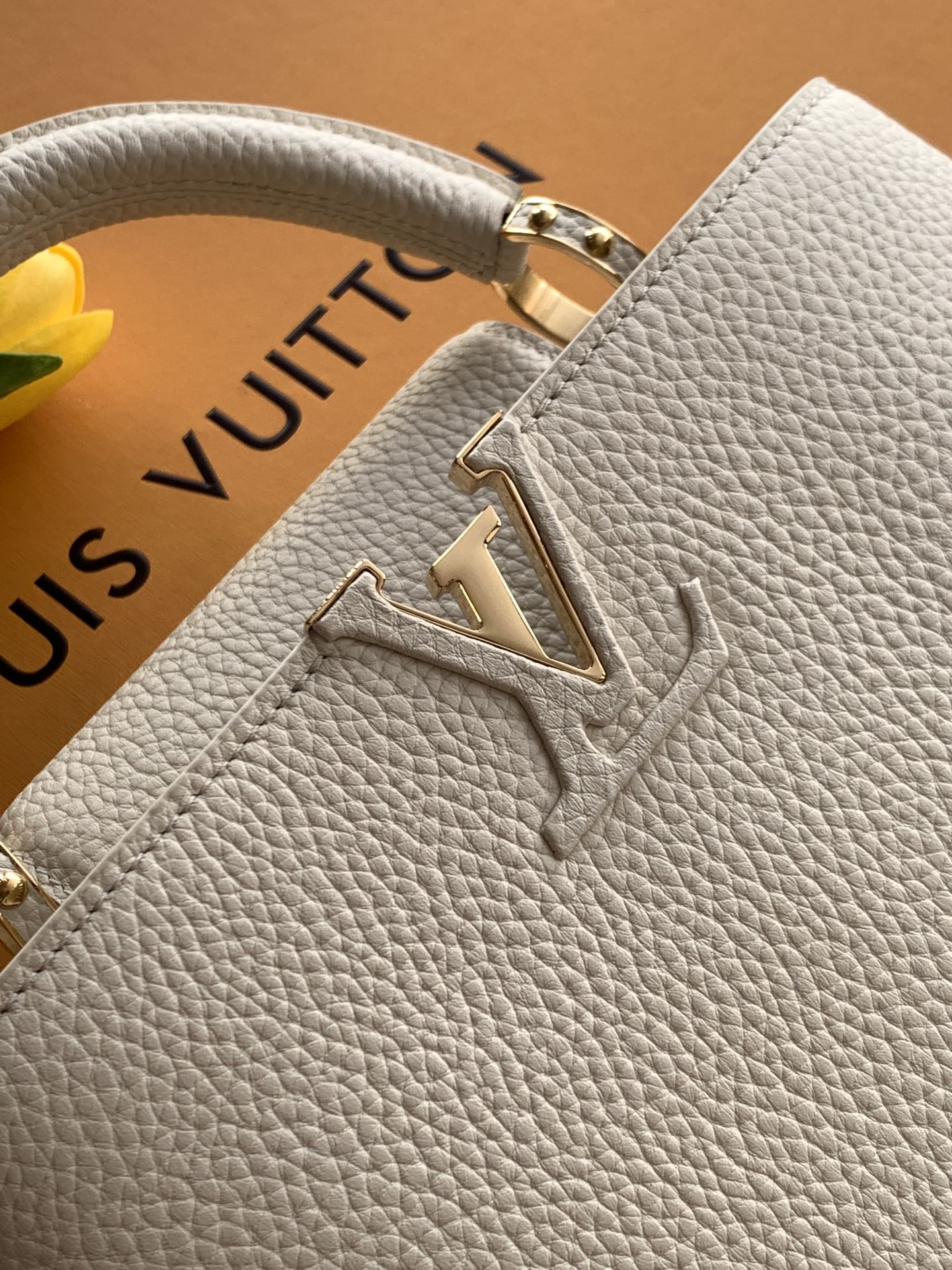 【特级MB新版芯片原厂皮】Capucines 迷你 白色金型号：M24728材料：A级全钢五金，进口牛皮