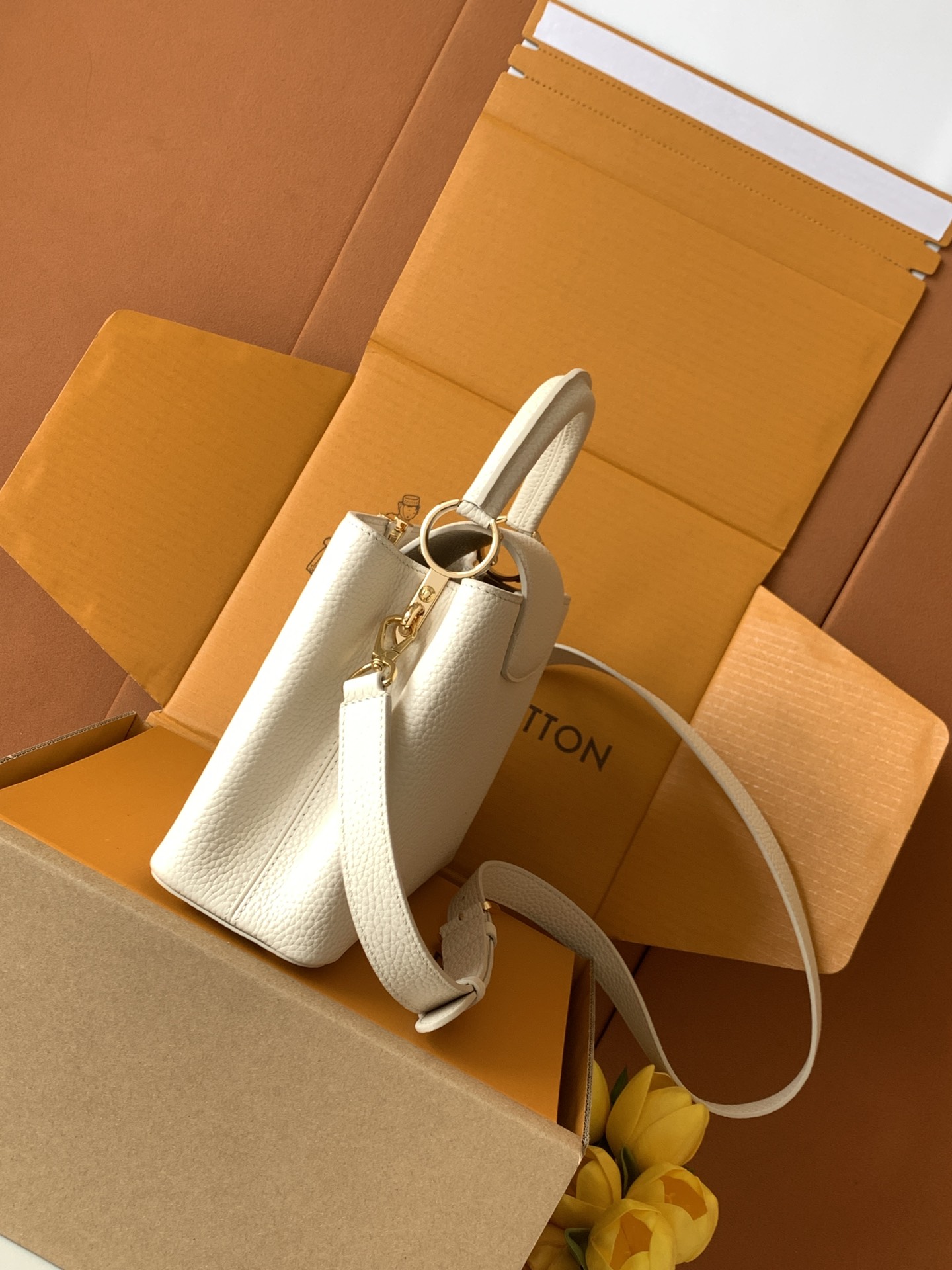 【特级MB新版芯片原厂皮】Capucines 迷你 白色金型号：M24728材料：A级全钢五金，进口牛皮