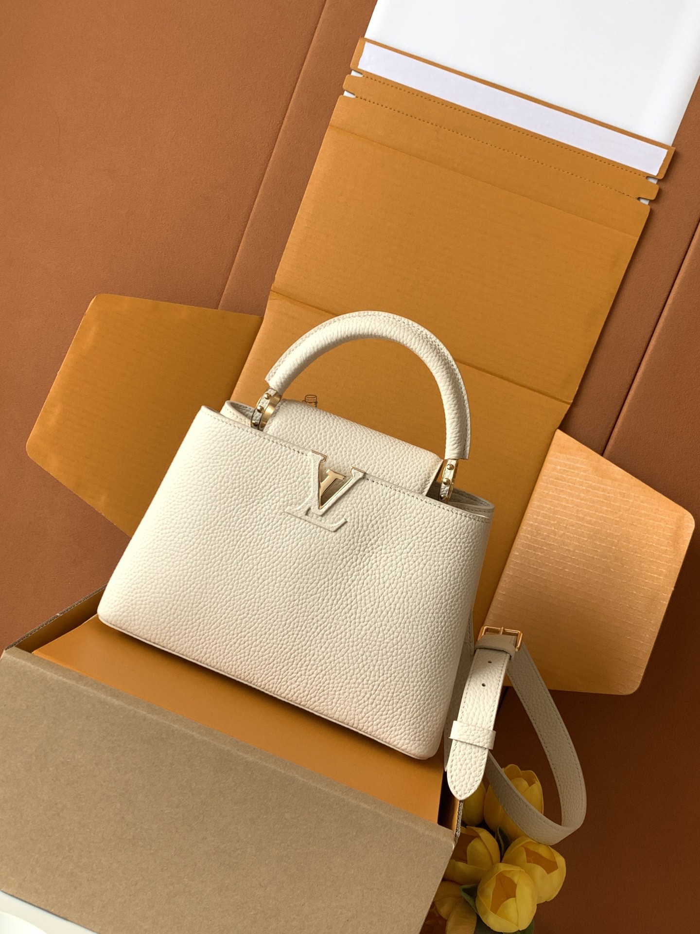 【特级MB新版芯片原厂皮】Capucines 迷你 白色金型号：M24728材料：A级全钢五金，进口牛皮