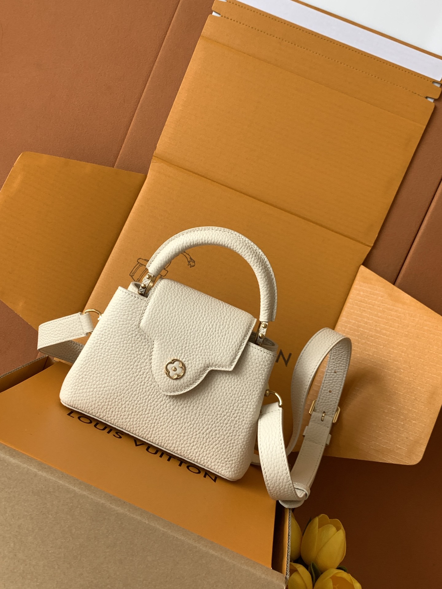 【特级MB新版芯片原厂皮】Capucines 迷你 白色金扣型号：M24729材料：A级全钢五金，进口牛