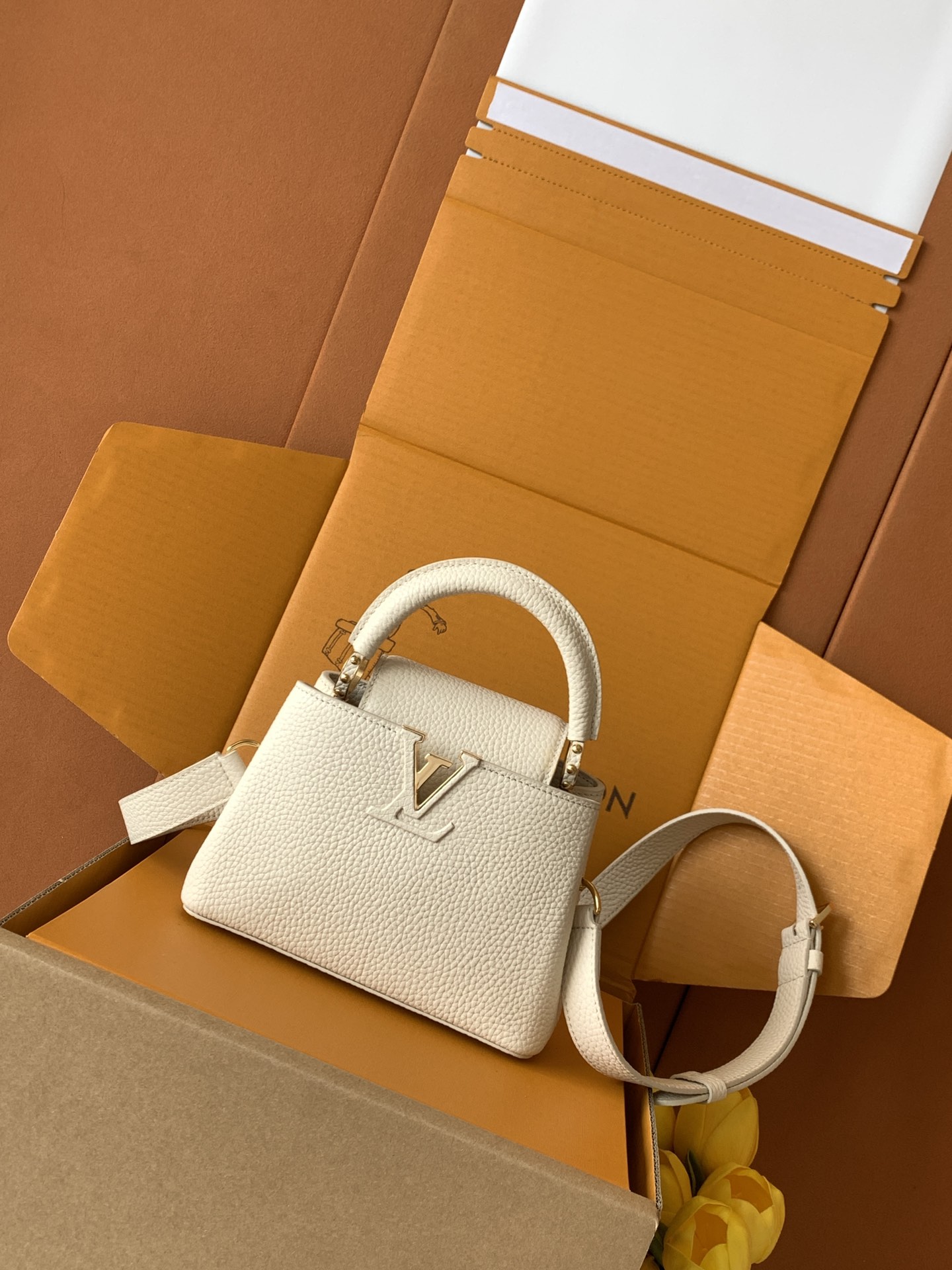 【特级MB新版芯片原厂皮】Capucines 迷你 白色金扣型号：M24729材料：A级全钢五金，进口牛