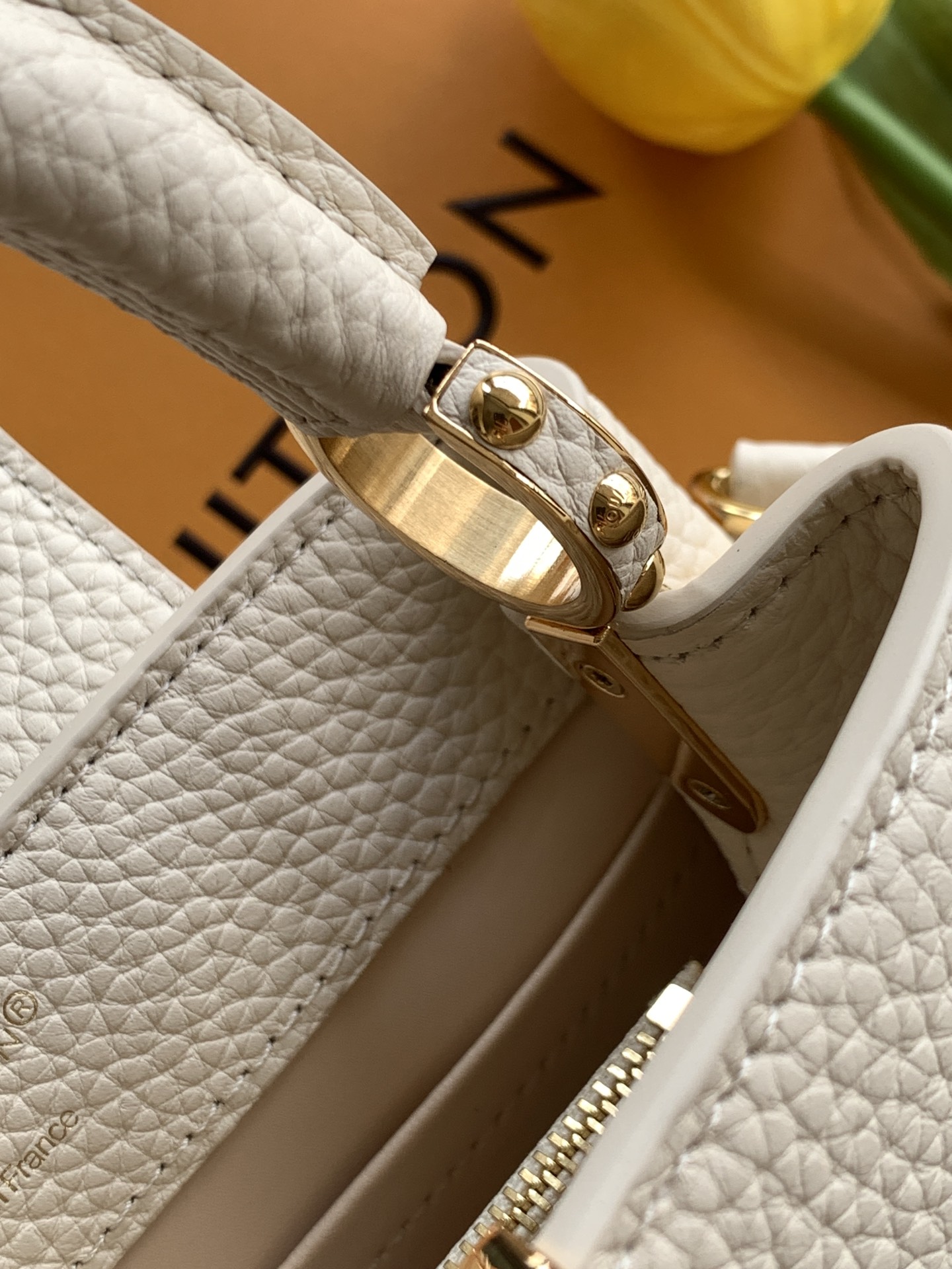 【特级MB新版芯片原厂皮】Capucines 迷你 白色金扣型号：M24729材料：A级全钢五金，进口牛