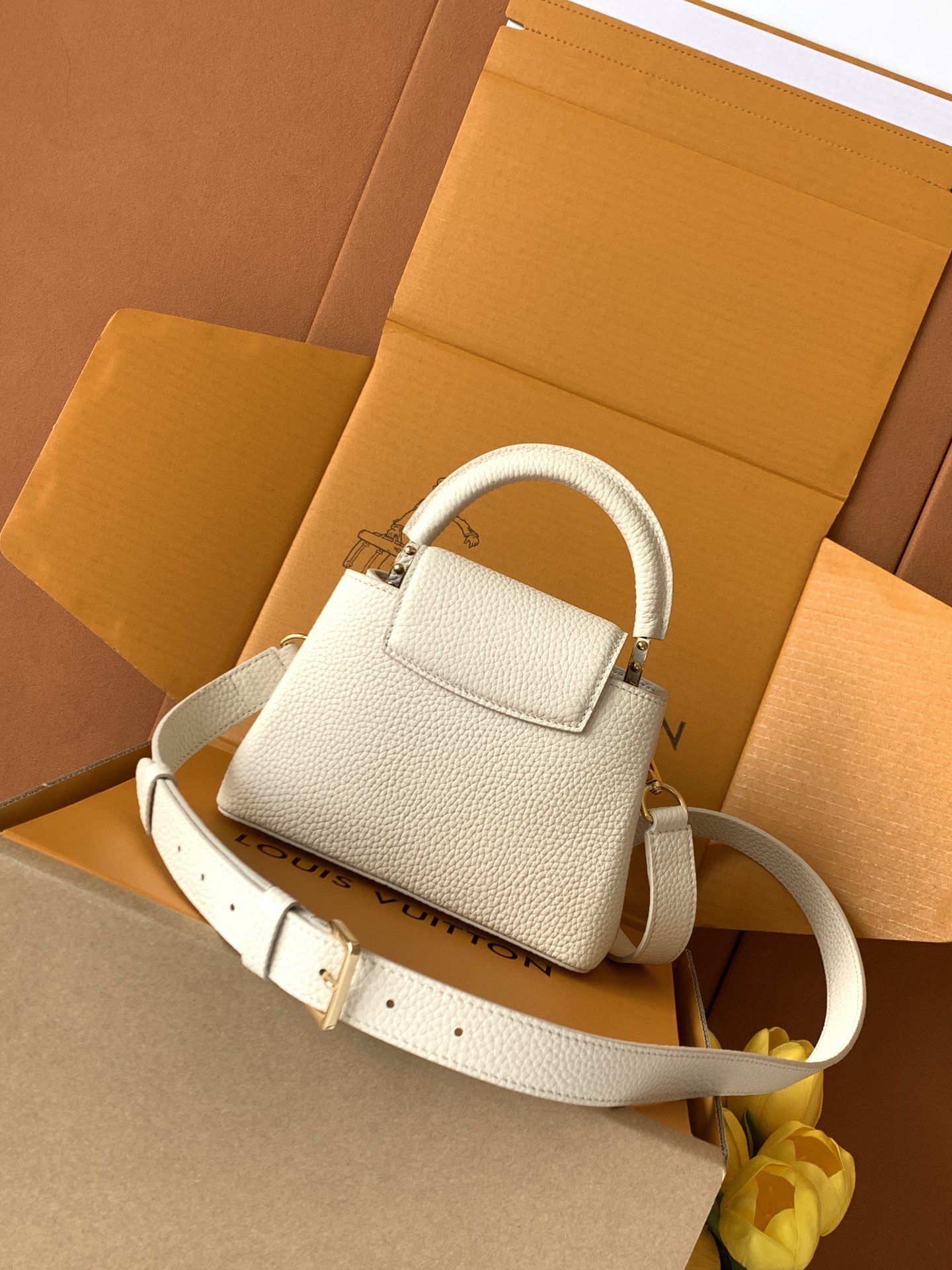 【特级MB新版芯片原厂皮】Capucines 迷你 白色金扣型号：M24729材料：A级全钢五金，进口牛