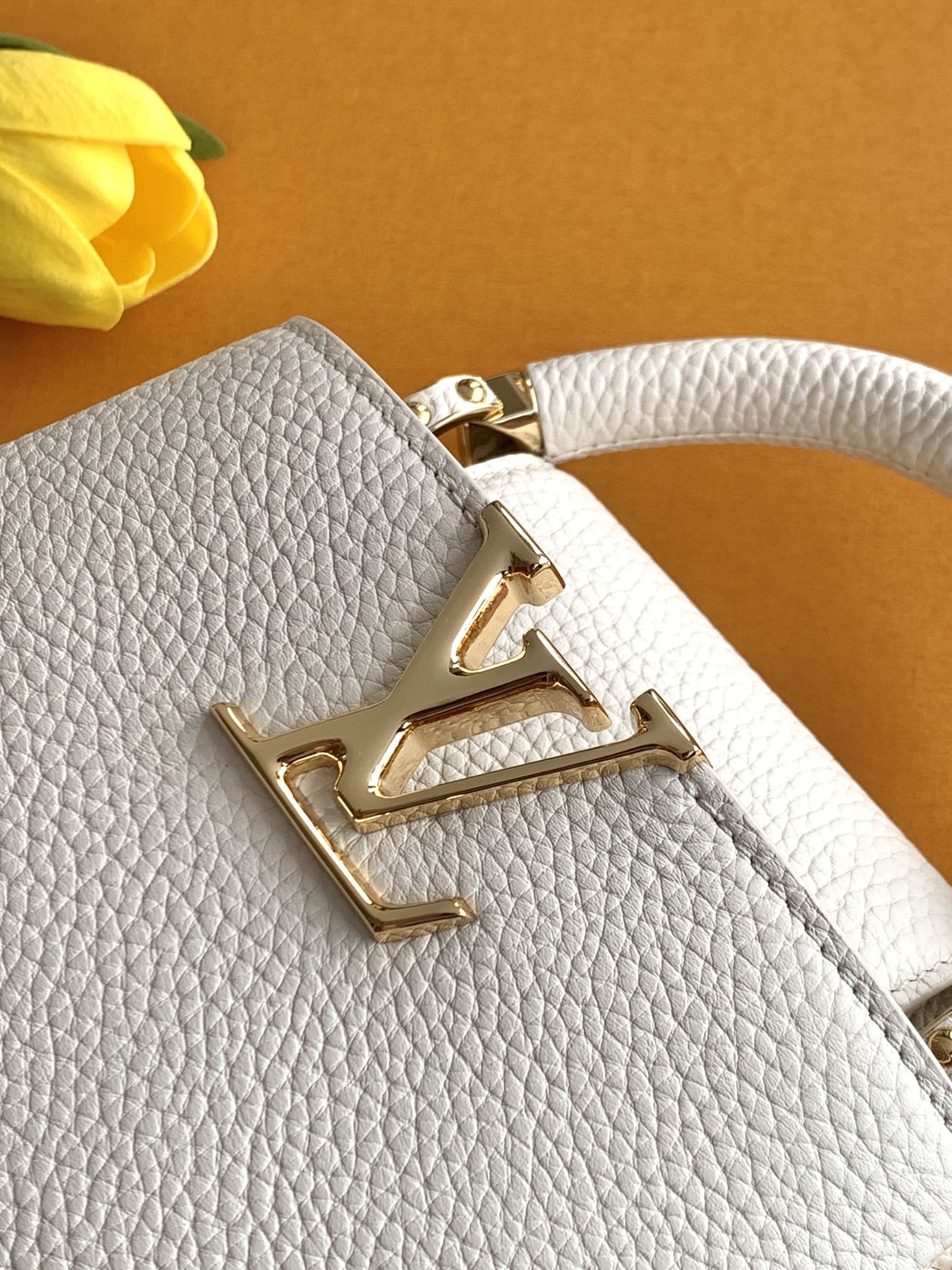 【特级全钢】Capucines 迷你 珍珠白金扣型号：M23943材料：A级全钢五金，进口牛皮包装：全套