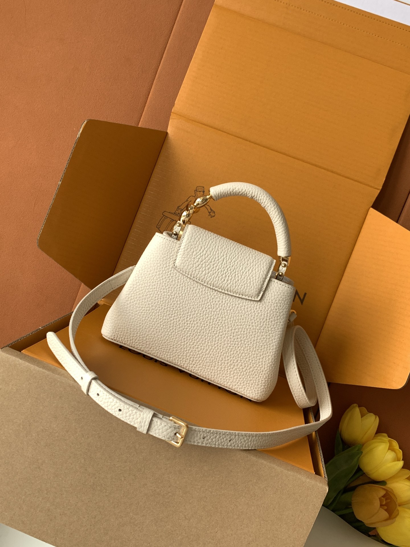 【特级全钢】Capucines 迷你 珍珠白金扣型号：M23943材料：A级全钢五金，进口牛皮包装：全套