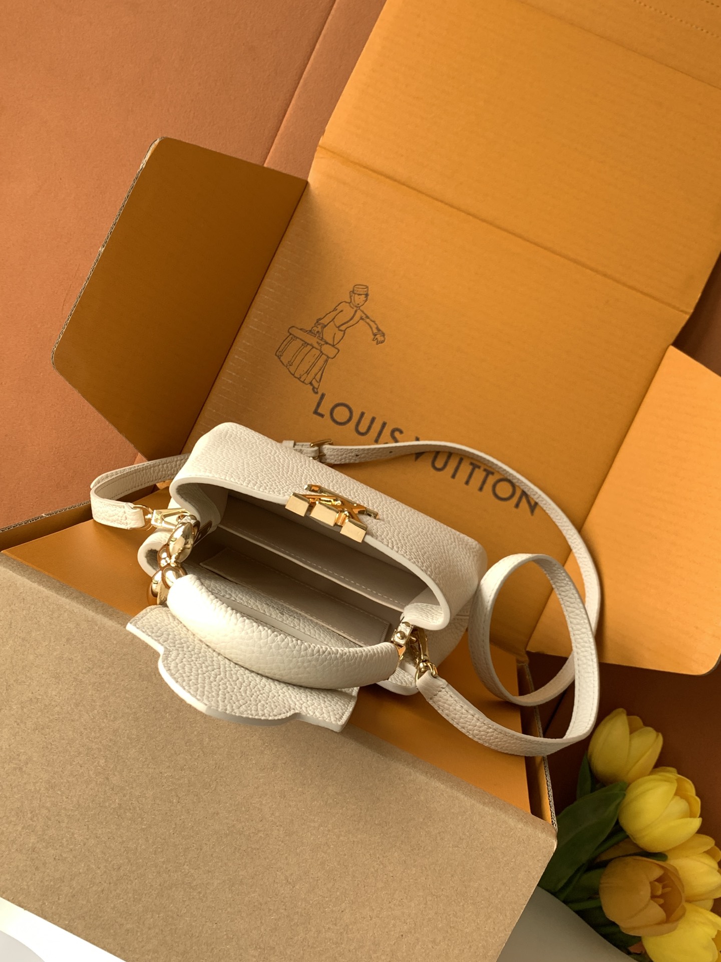 【特级全钢】Capucines 迷你 珍珠白金扣型号：M23943材料：A级全钢五金，进口牛皮包装：全套