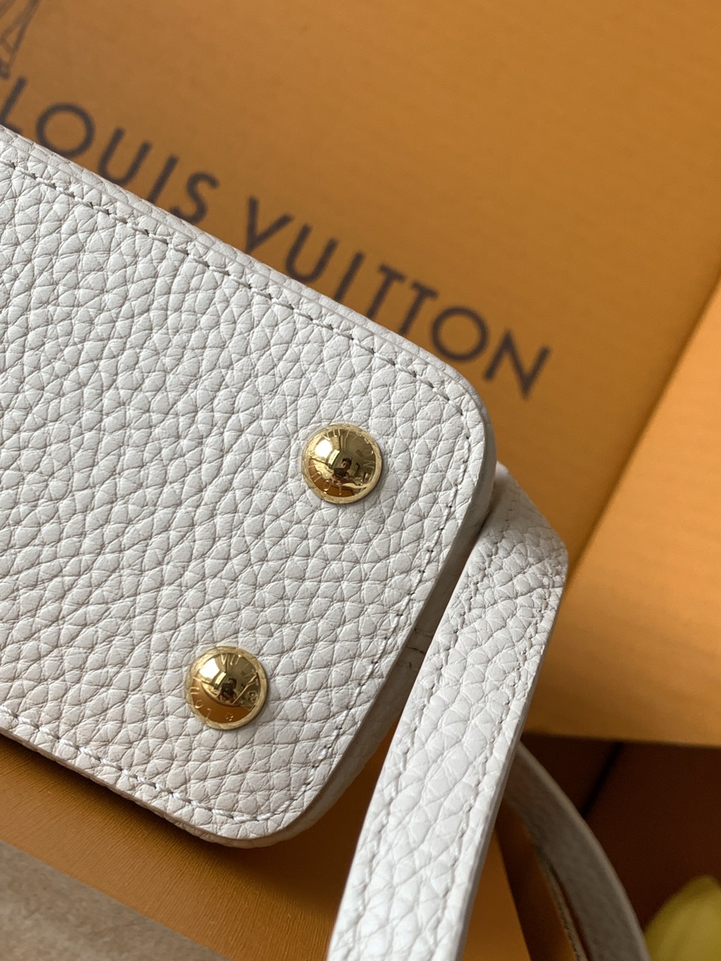 【特级全钢】Capucines 迷你 珍珠白金扣型号：M23943材料：A级全钢五金，进口牛皮包装：全套