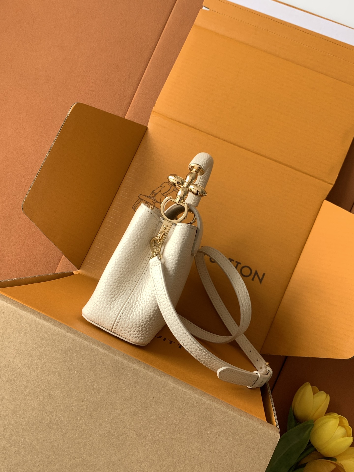 【特级全钢】Capucines 迷你 珍珠白金扣型号：M23943材料：A级全钢五金，进口牛皮包装：全套