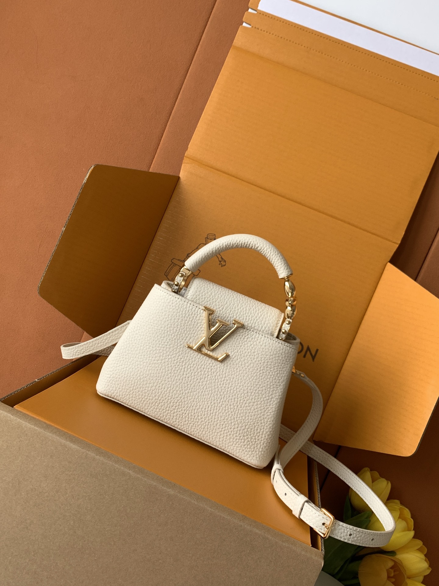 【特级全钢】Capucines 迷你 珍珠白金扣型号：M23943材料：A级全钢五金，进口牛皮包装：全套