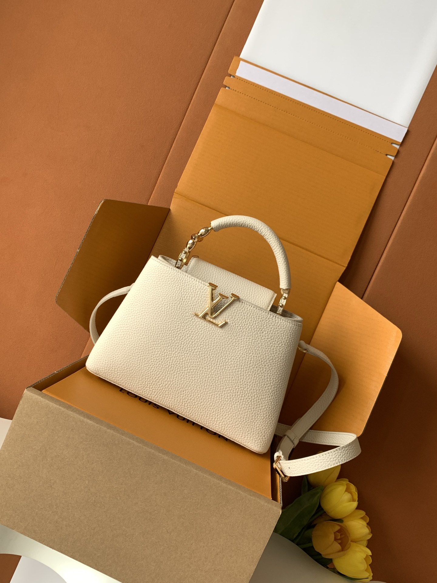 【特级全钢】Capucines 小号 珍珠白金扣型号：M24698材料：A级全钢五金，进口牛皮包装：全套