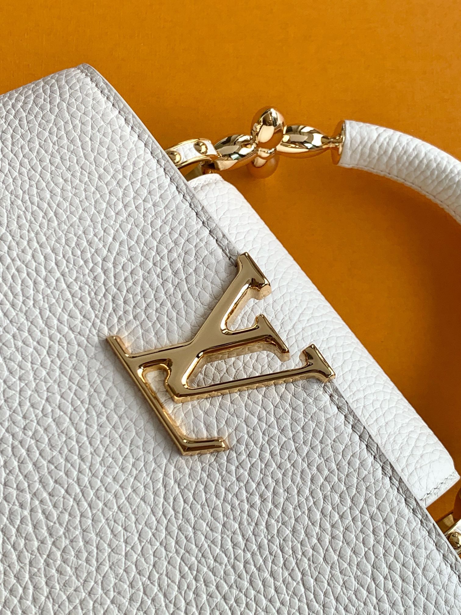 【特级全钢】Capucines 小号 珍珠白金扣型号：M24698材料：A级全钢五金，进口牛皮包装：全套