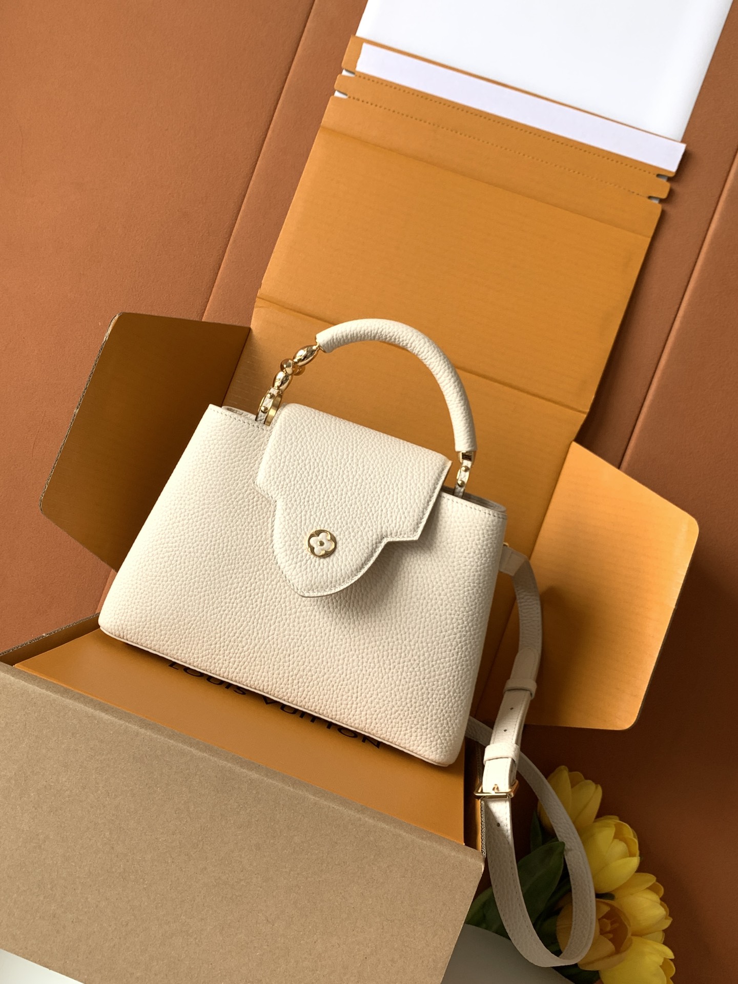 【特级全钢】Capucines 小号 珍珠白金扣型号：M24698材料：A级全钢五金，进口牛皮包装：全套