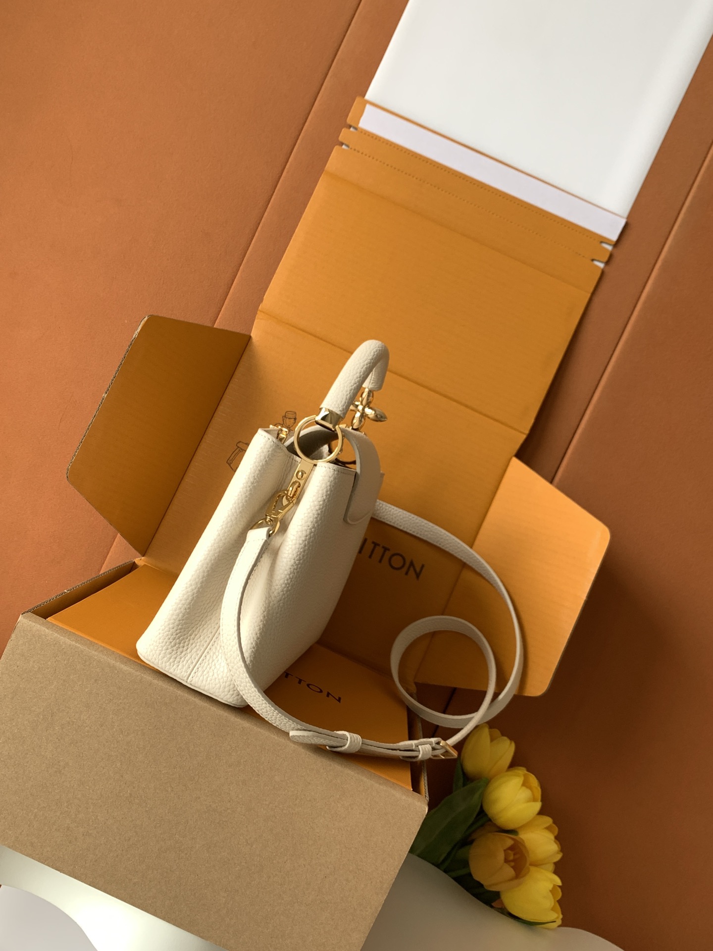 【特级全钢】Capucines 小号 珍珠白金扣型号：M24698材料：A级全钢五金，进口牛皮包装：全套