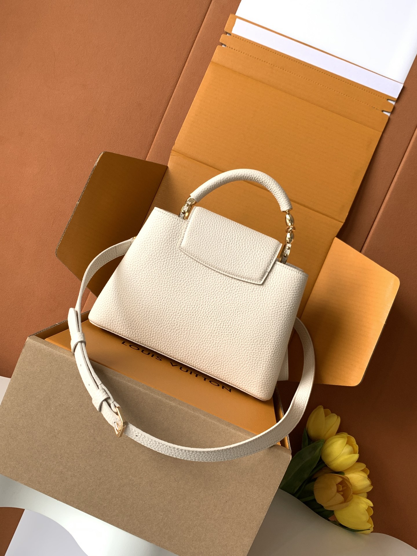 【特级全钢】Capucines 小号 珍珠白金扣型号：M24698材料：A级全钢五金，进口牛皮包装：全套